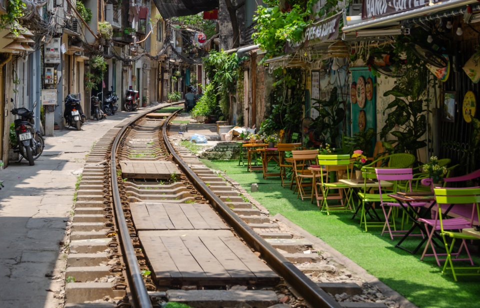 train-street-8084948_960_720 2 (2).png