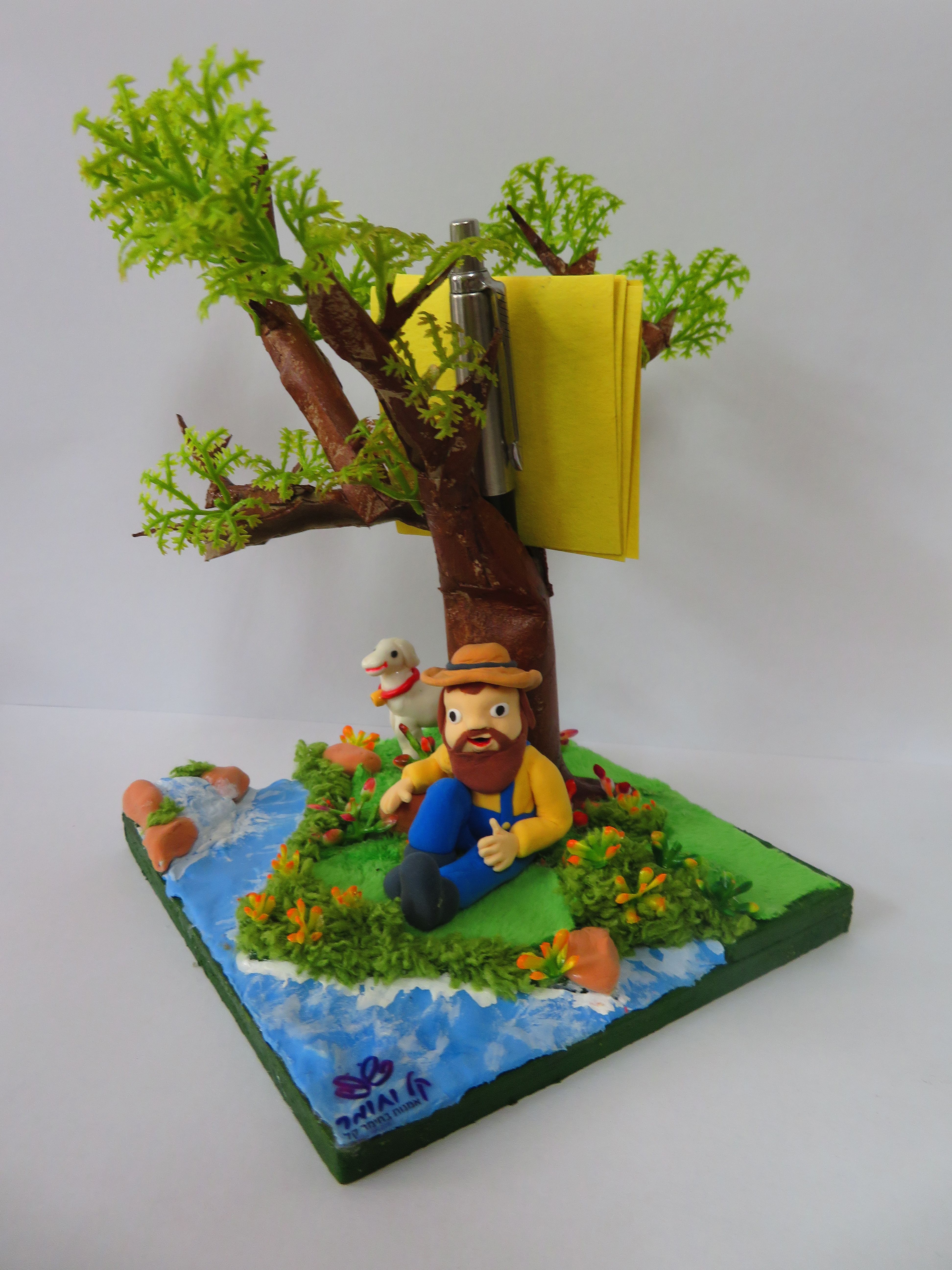 איש עם כבשה מעמד למכשירי כתיבה.JPG