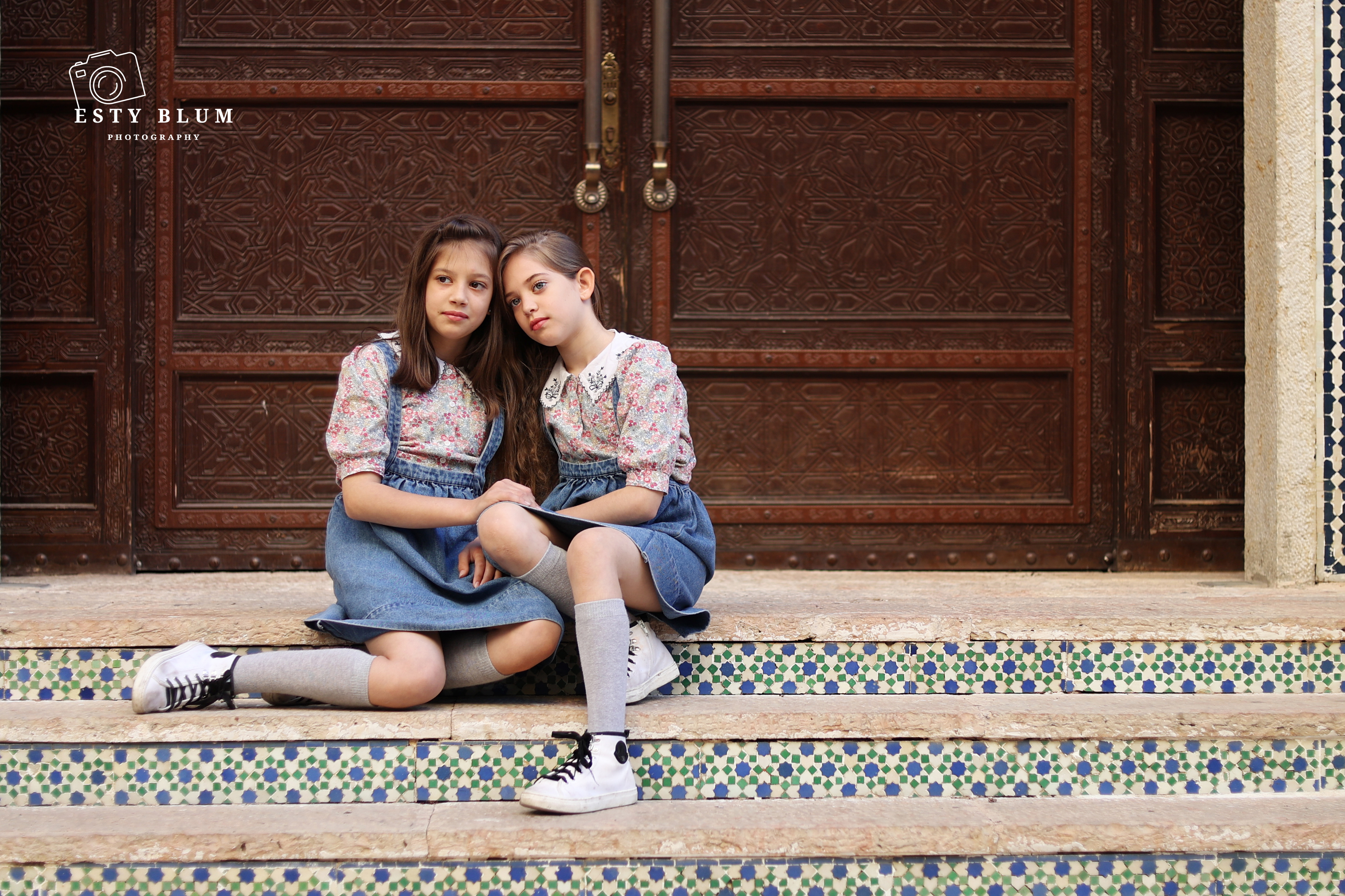 אסתי בלום צילומי חוץ (A111) - אחיות