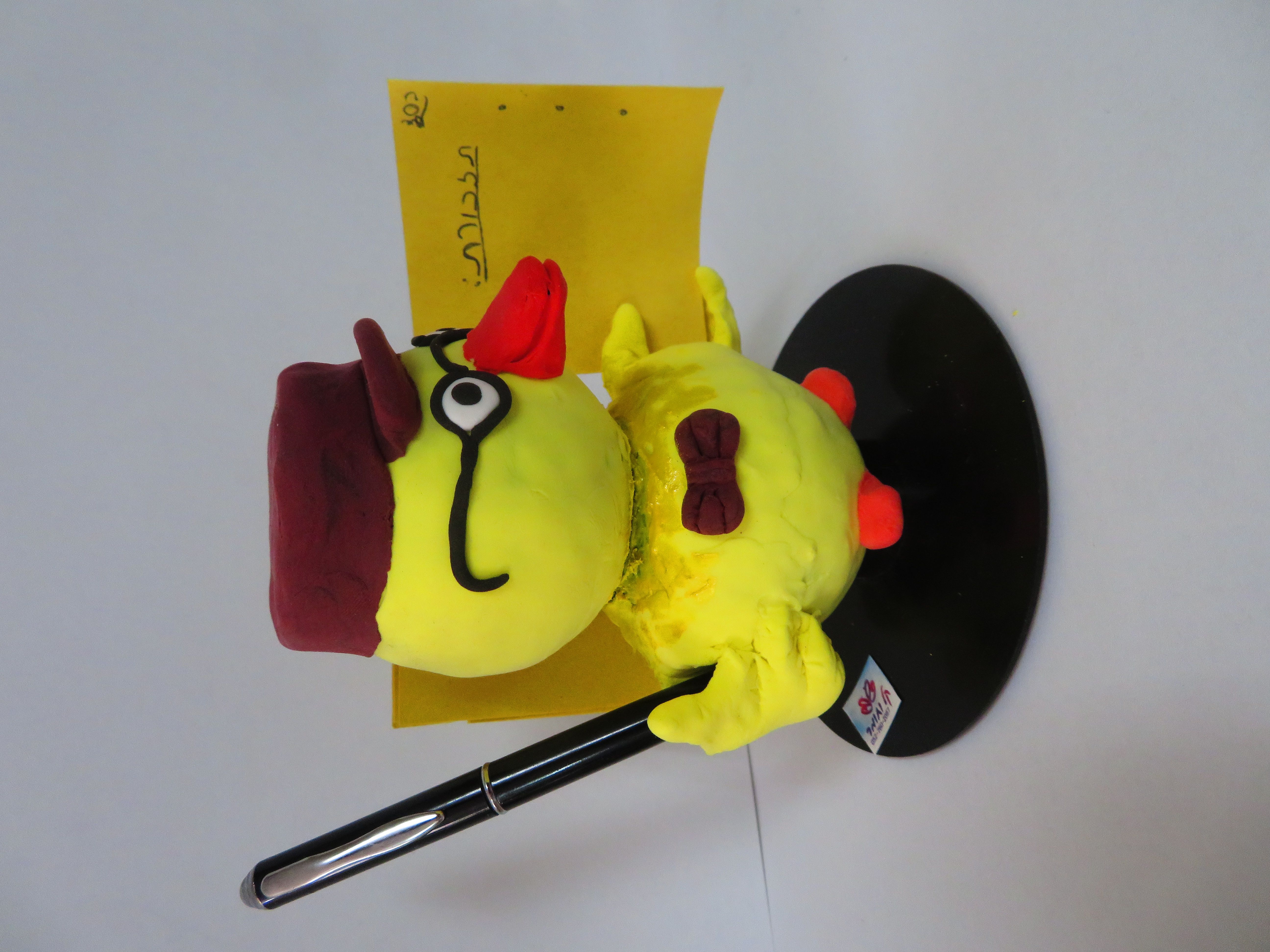 אפרוח מעמד למכשירי כתיבה.JPG