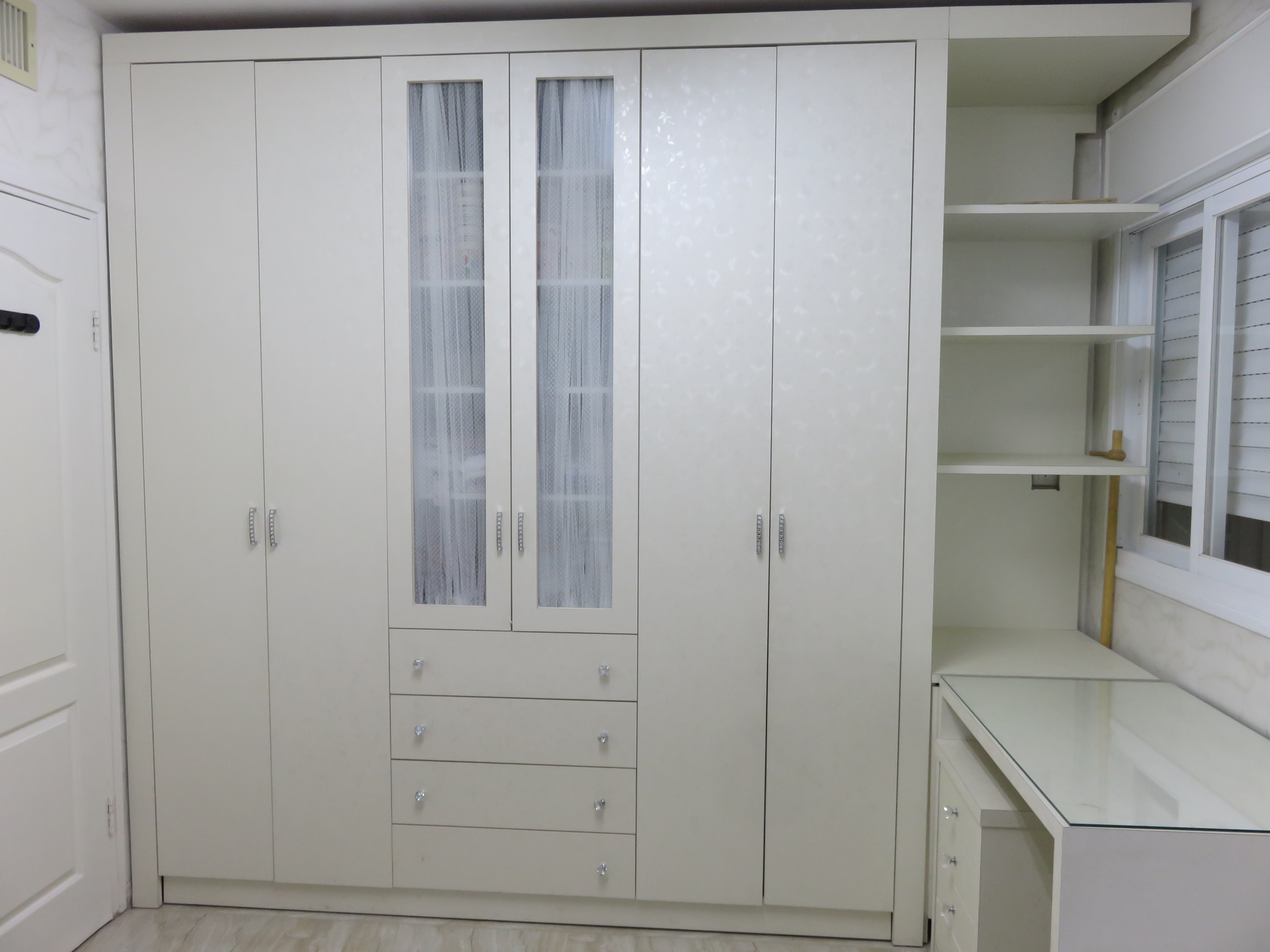 ארון + וילון 2