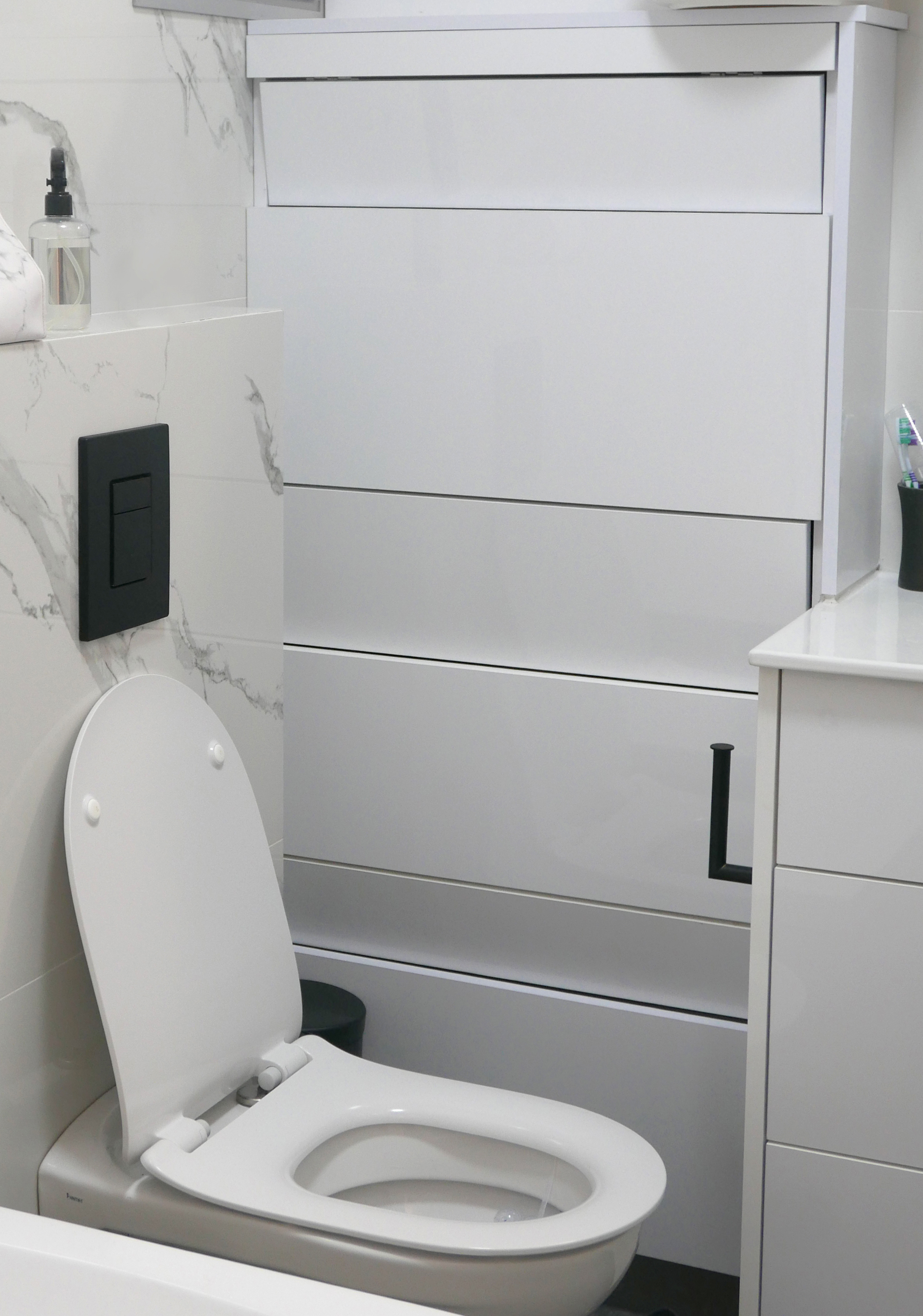 ארון כביסה דו צדדי בחדר אמבטיה קטנטן וכמעט בלתי אפשרי...