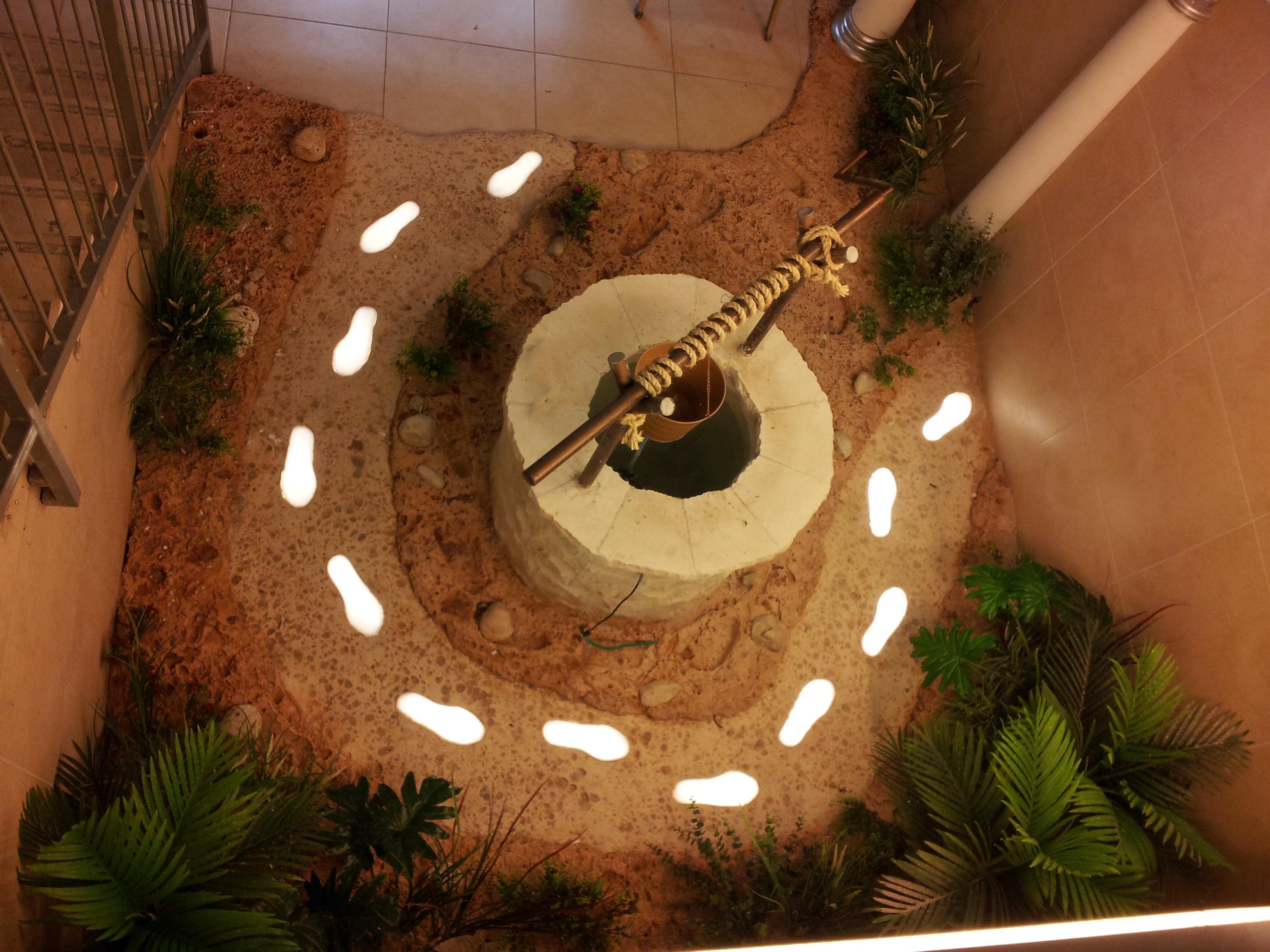 באר ושביל בטון עם עקבות מוארים 1.jpg