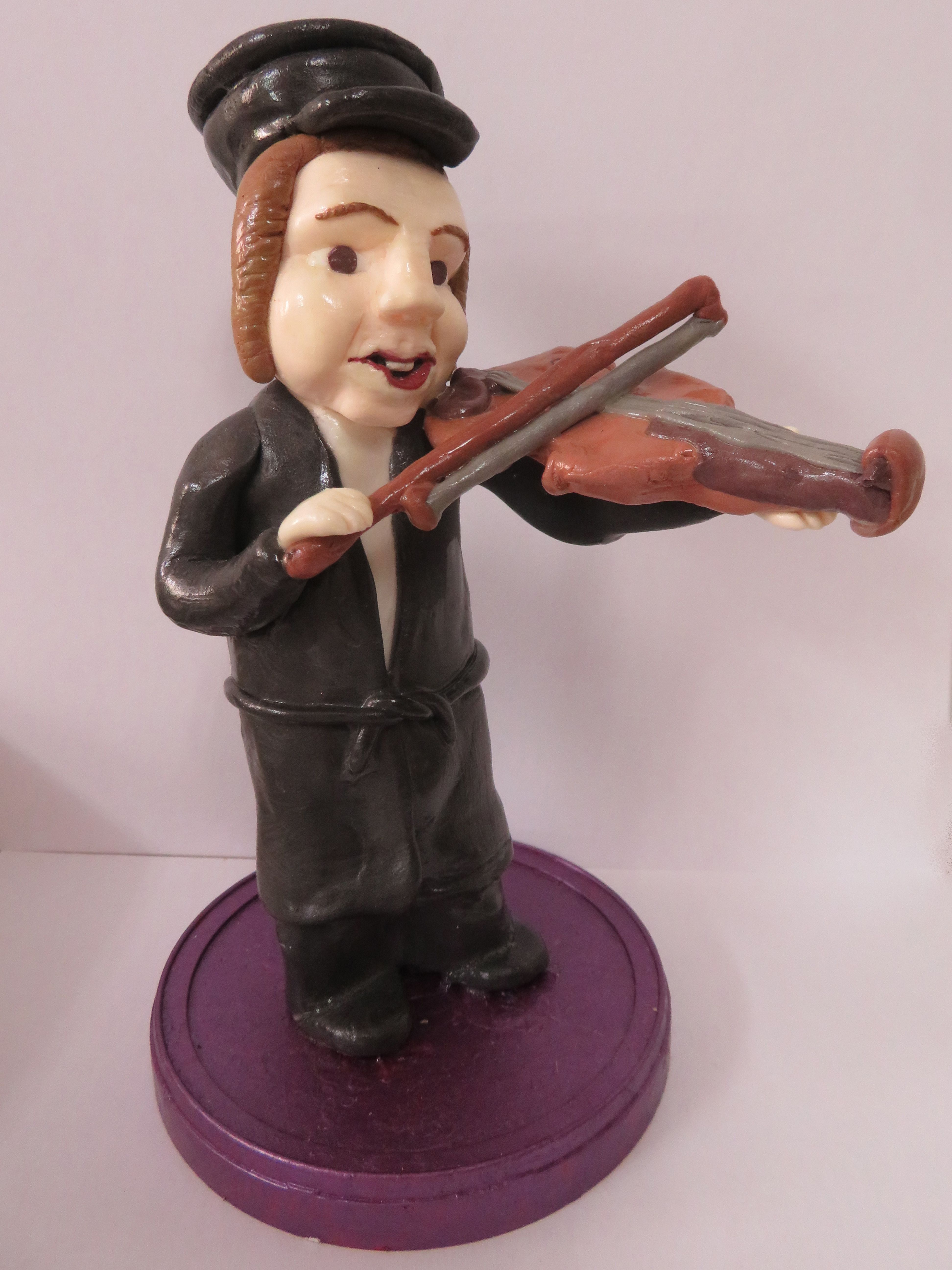 בחור מנגן.jpg