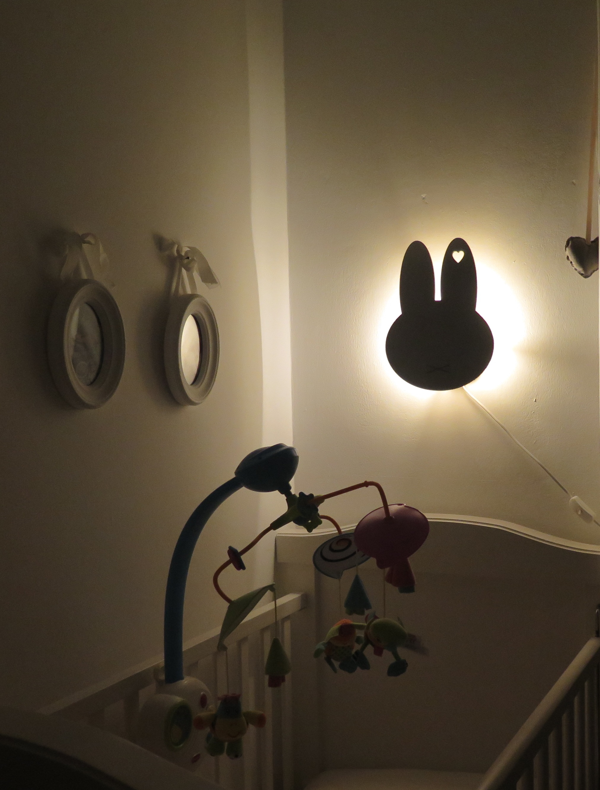 גוף תאורה מעץ בחיתוך לייזר