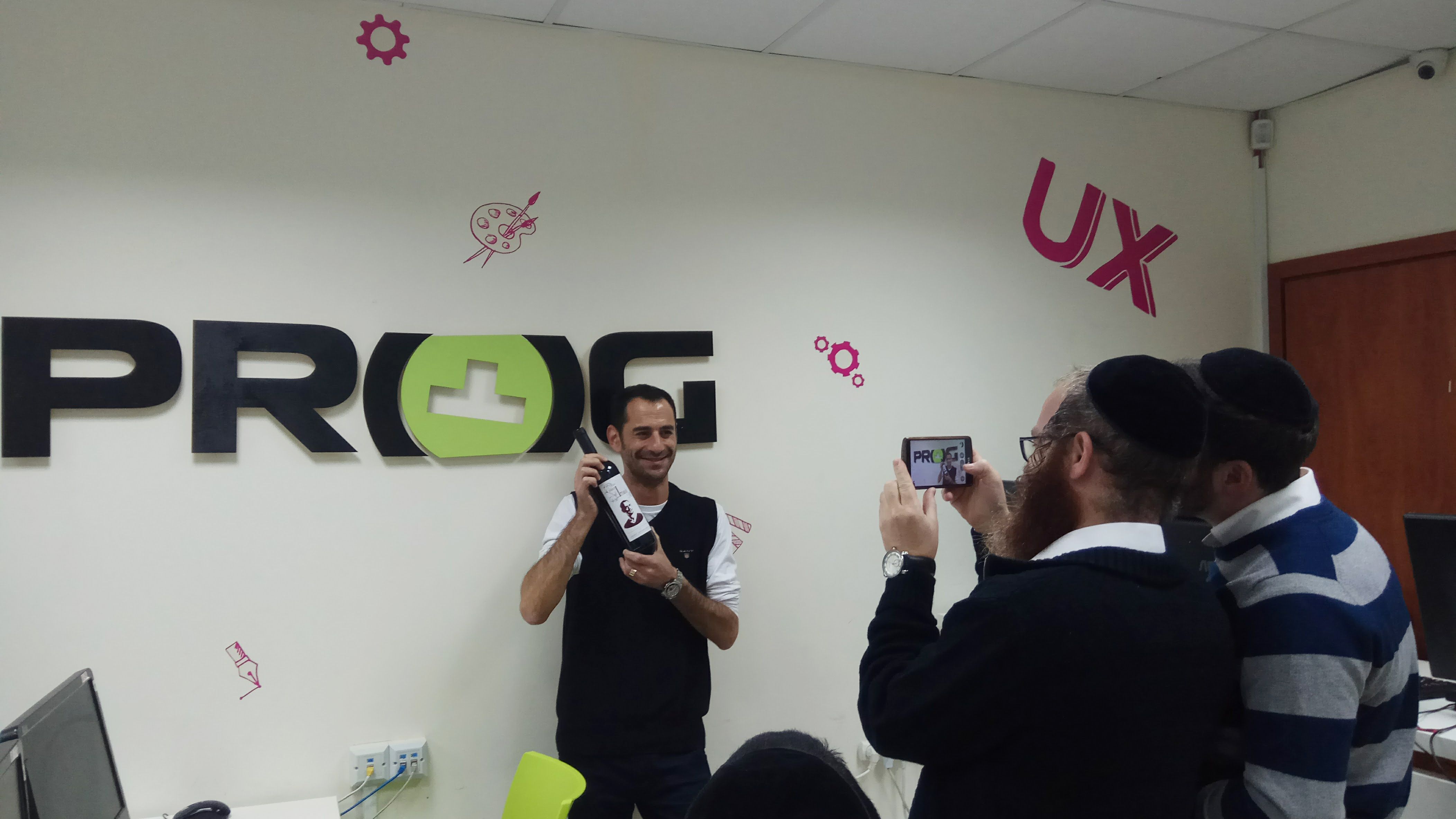 גור בעת קבלת הבקבוק המעוצב