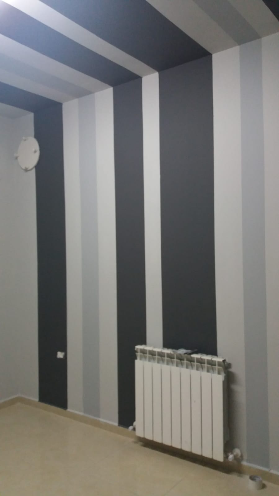 גם הקירות קיבלו צבע צורה - כל חדר והייחודיות שלו, לבחור/הדייר המיוחד שלו