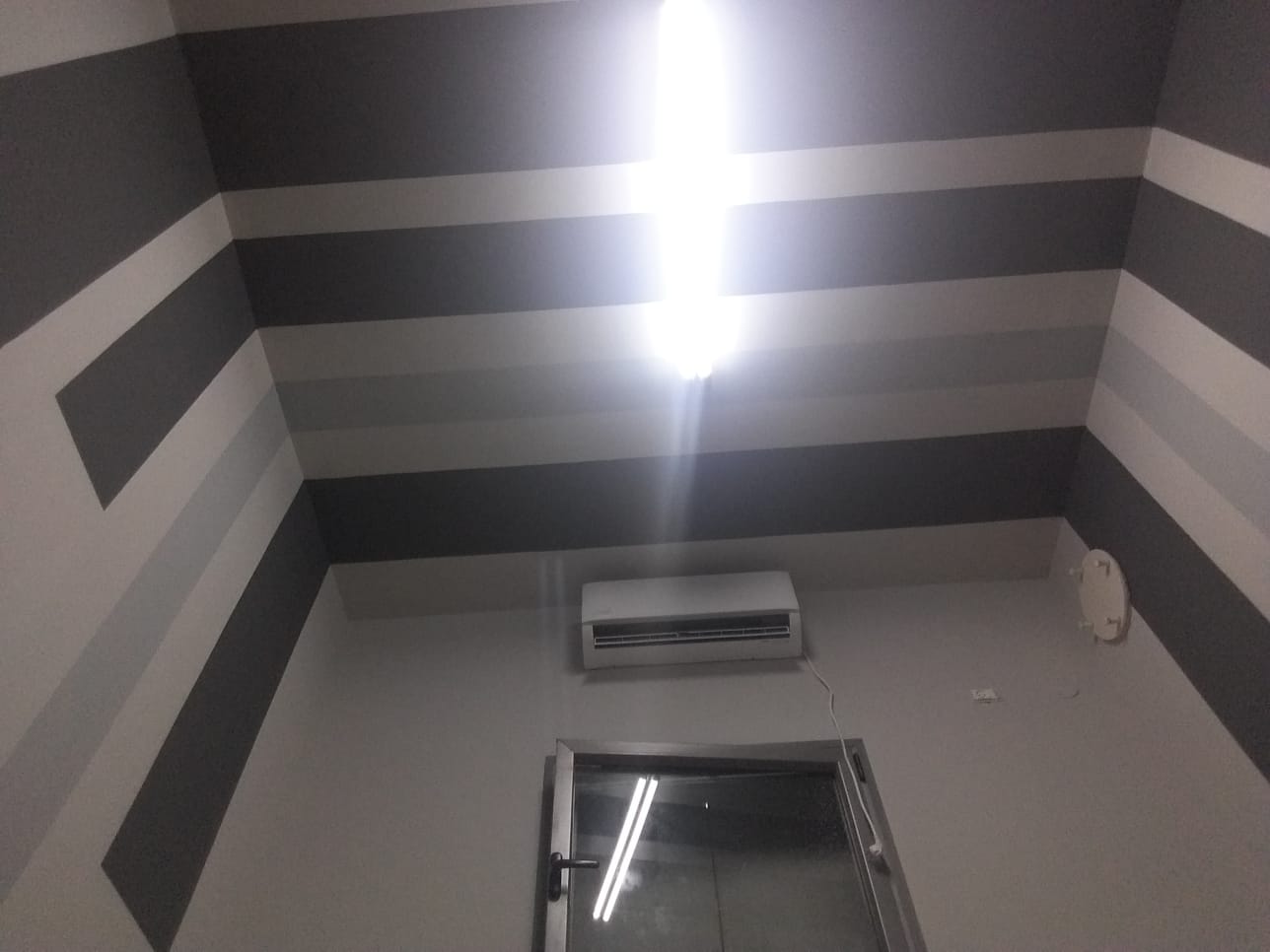 גם הקירות קיבלו צבע צורה - כל חדר והייחודיות שלו, לבחור/הדייר המיוחד שלו