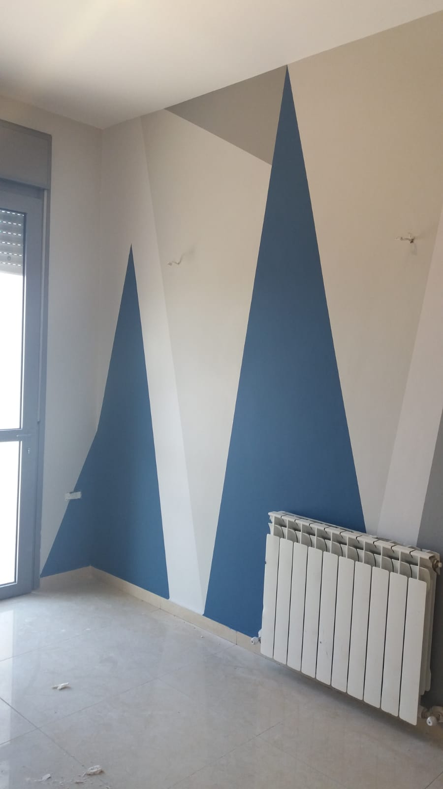 גם הקירות קיבלו צבע צורה - כל חדר והייחודיות שלו, לבחור/הדייר המיוחד שלו