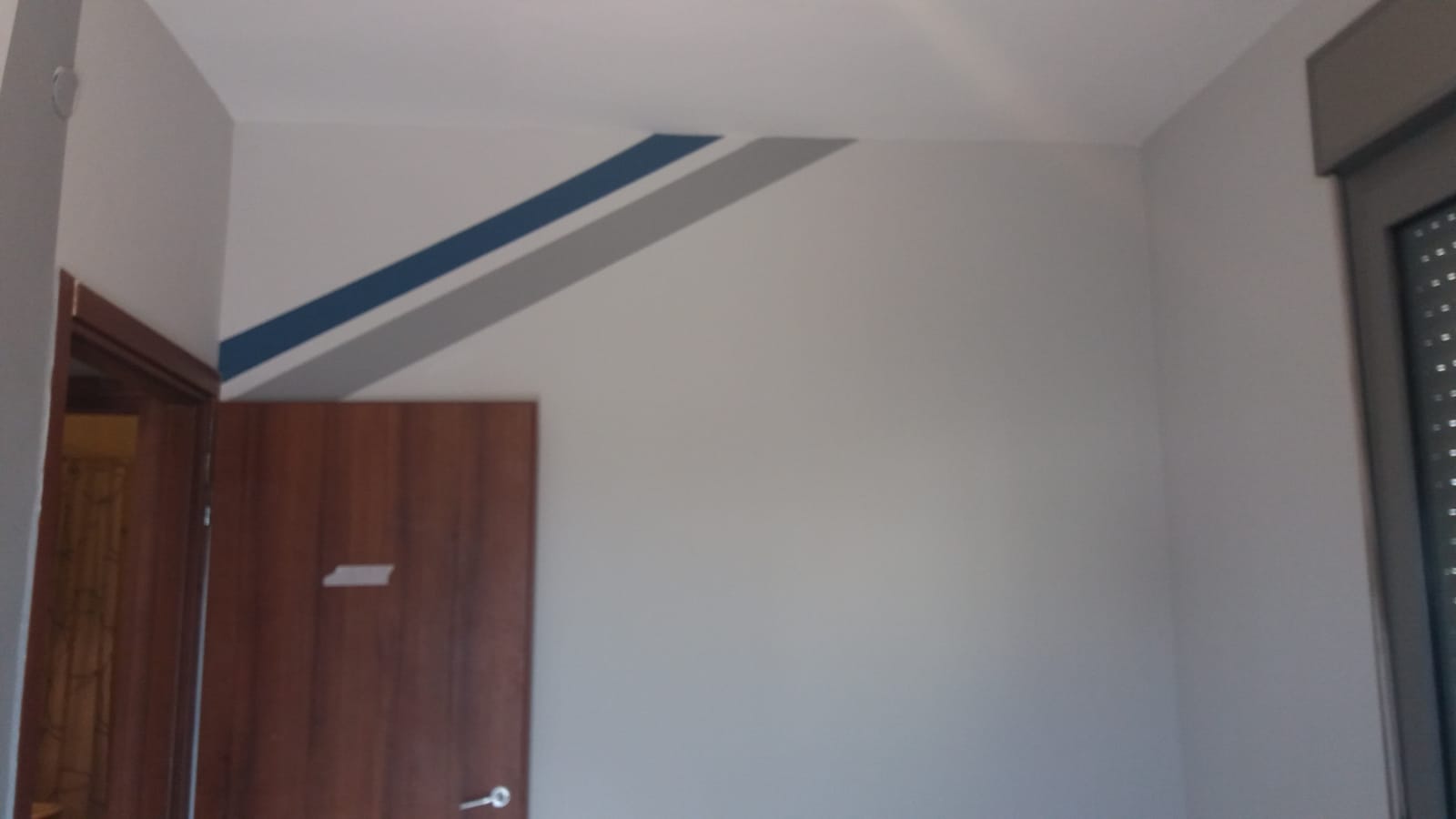 גם הקירות קיבלו צבע צורה - כל חדר והייחודיות שלו, לבחור/הדייר המיוחד שלו