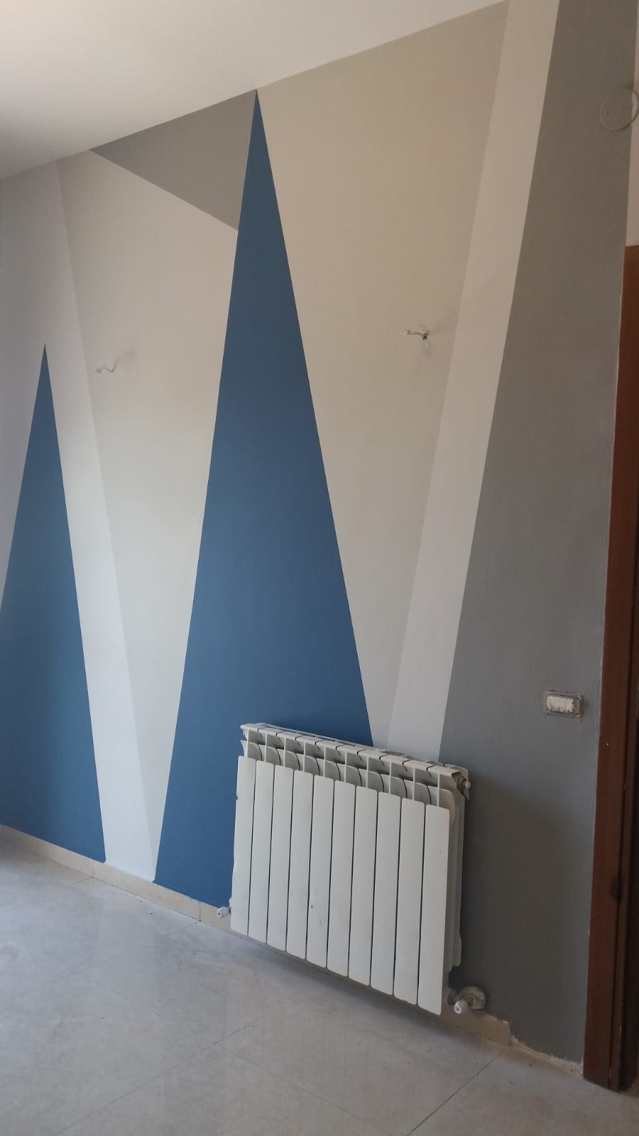 גם הקירות קיבלו צבע צורה - כל חדר והייחודיות שלו, לבחור/הדייר המיוחד שלו