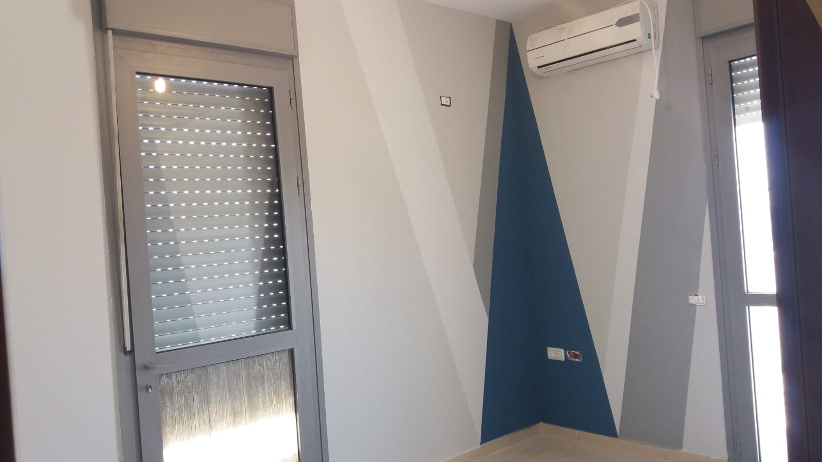 גם הקירות קיבלו צבע צורה - כל חדר והייחודיות שלו, לבחור/הדייר המיוחד שלו