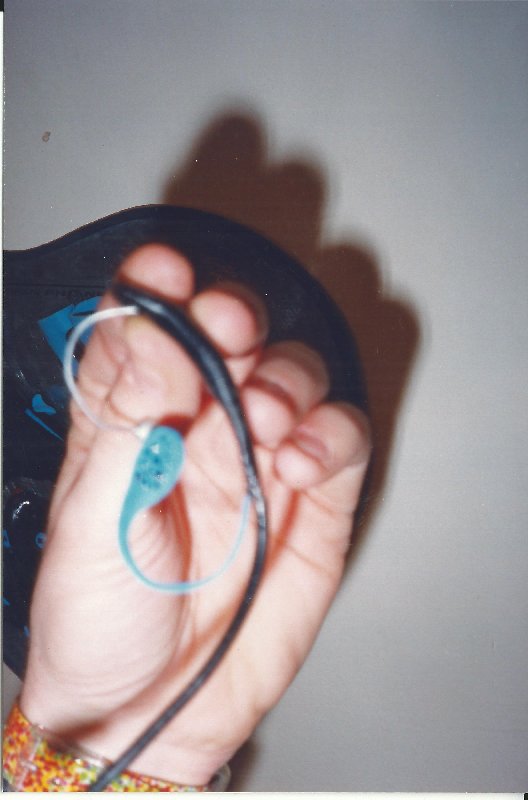 האוזניה   

צריך להדגיש שמדובר על לפני 22 שנים!!!
ע"י לא חשבו אפילו על אוזניות בלוטוס...
ולא היו חיישני תנועה בנמצא
ממש "במקרה" החלטתי לצבוע את ה