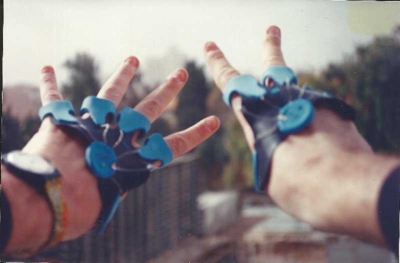 החייגן

היה עלינו לעצב טלפון בשיטת חיוג חדשה שלא קיימת....
הקונספט היה מבוסס על שפת הסימנים של החרשים
והוליד טלפון שמחיגים בו ע"י הנפת אצבעות באוי