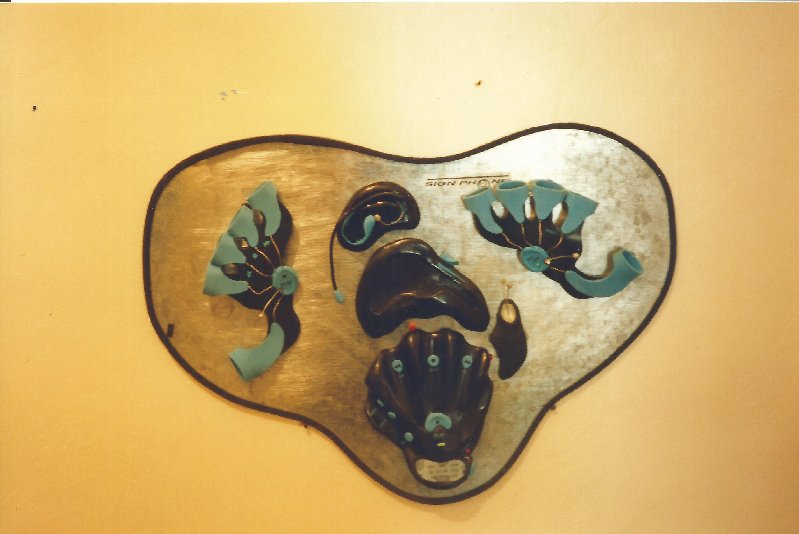 המכשיר

היה עלינו לעצב טלפון בשיטת חיוג חדשה שלא קיימת....
הקונספט היה מבוסס על שפת הסימנים של החרשים
והוליד טלפון שמחיגים בו ע"י הנפת אצבעות באוי