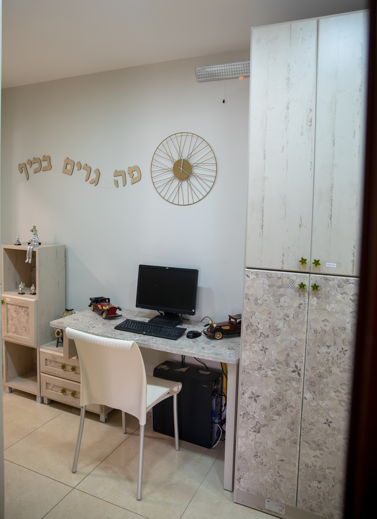 המסדרון - עם הריהוט.