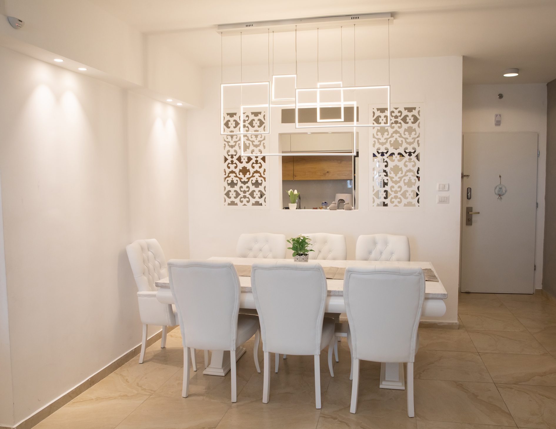 המשרביה - גם חוצצת בין החללים, וגם מוסיפה הרבה יופי ועניין בחלל