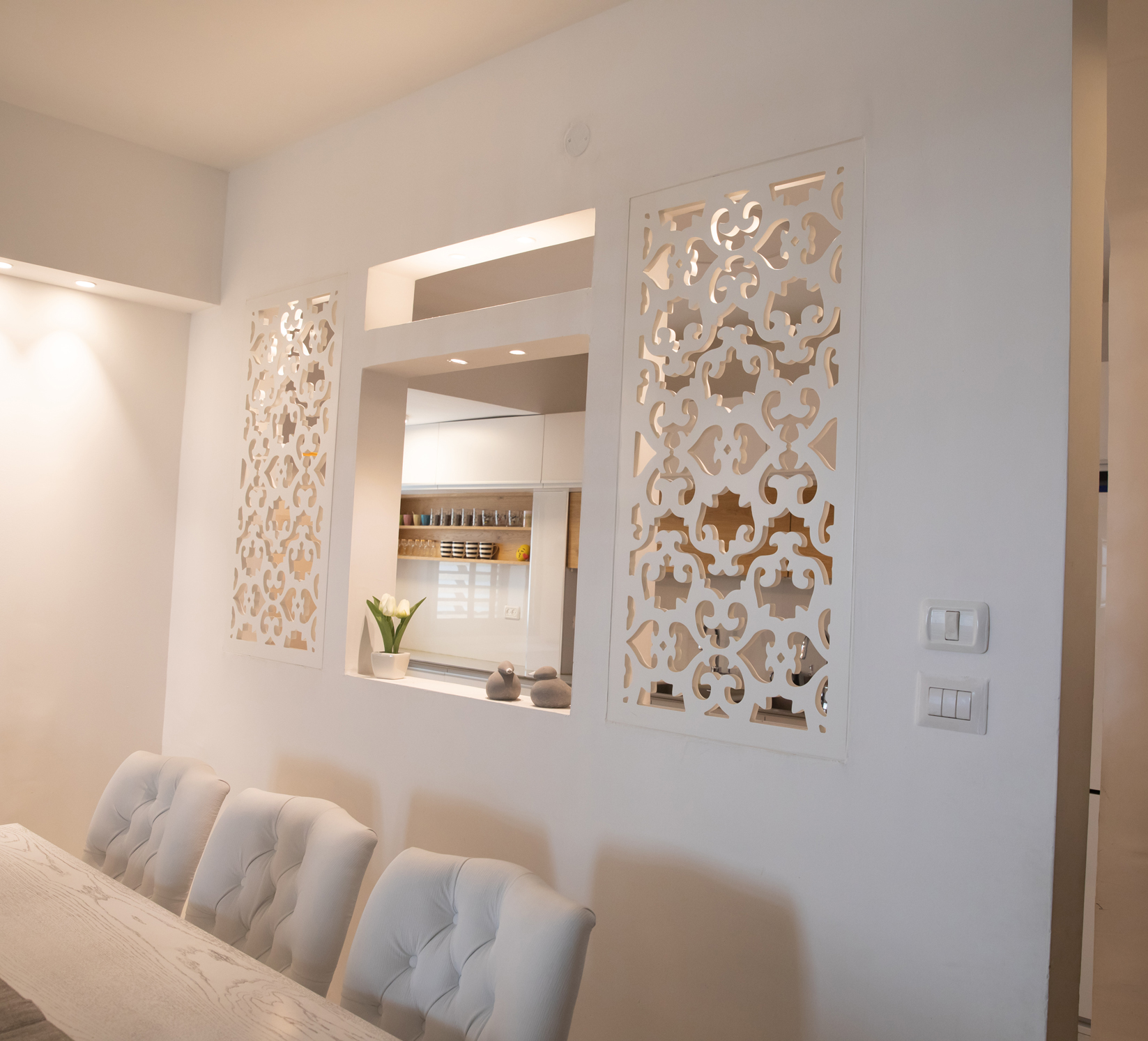 המשרביה - גם חוצצת בין החללים, וגם מוסיפה הרבה יופי ועניין בחלל