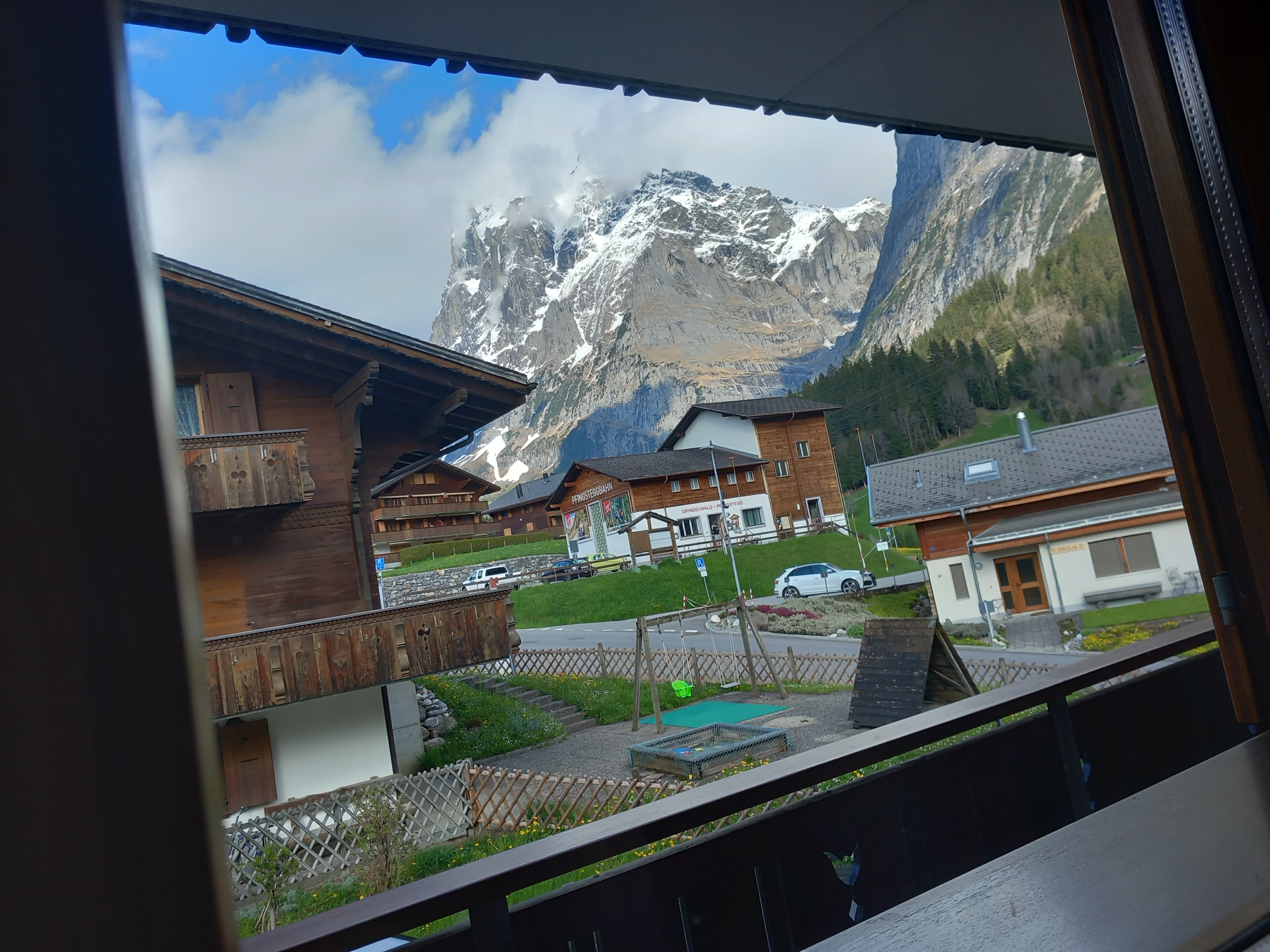 הנוף מחלון הבקתה בשוויץ