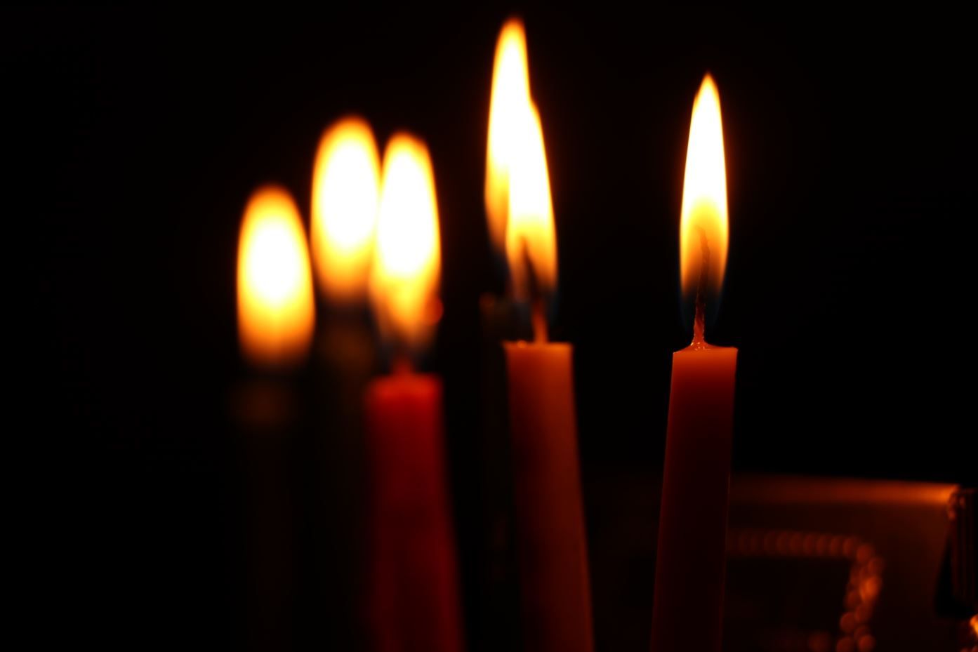 הנרות הללו...