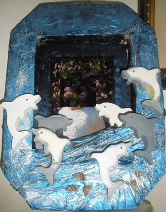 הקשיית נייר סופג על קלקר דחוס נוצצים ודולפינים