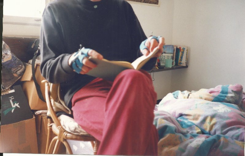 השימוש בחייגן

היה עלינו לעצב טלפון בשיטת חיוג חדשה שלא קיימת....
הקונספט היה מבוסס על שפת הסימנים של החרשים
והוליד טלפון שמחיגים בו ע"י הנפת אצבע