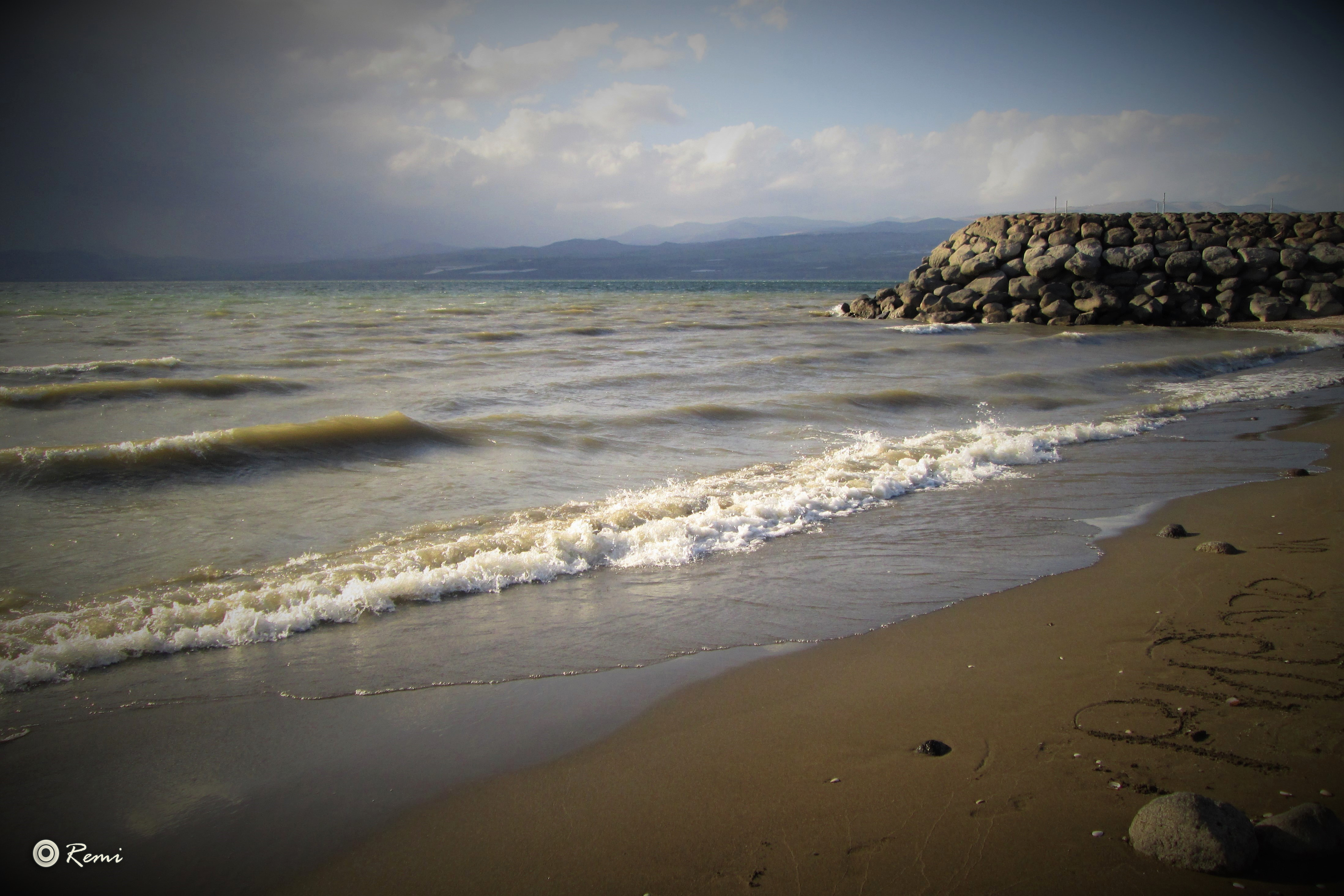 חוף כינר ביום מעונן.