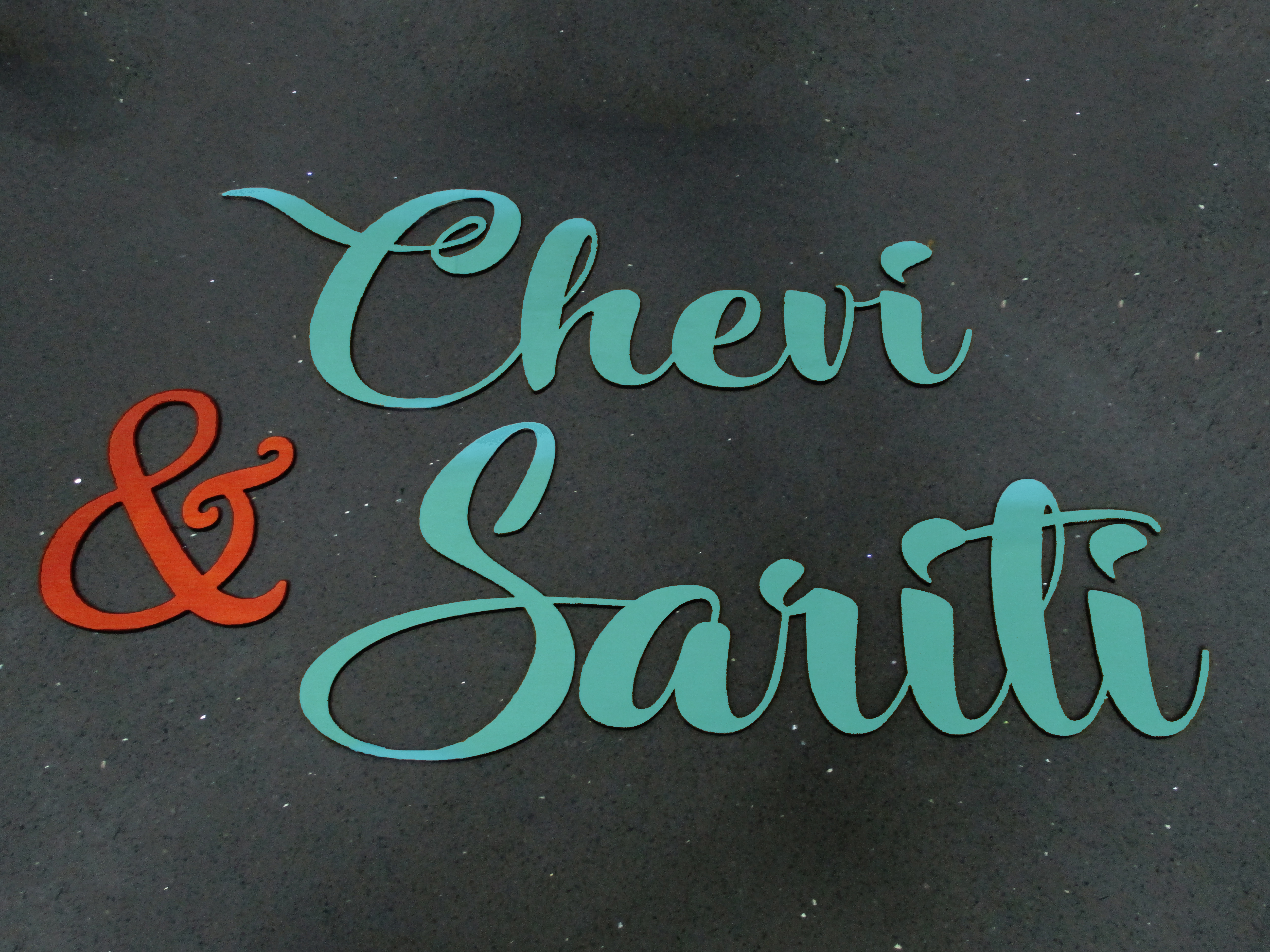 חיתוך עץ בלייזר שם לקיר וצביעה