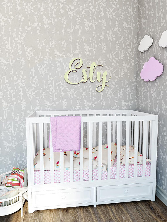 חיתוך שם מעץ לתליה על הקיר