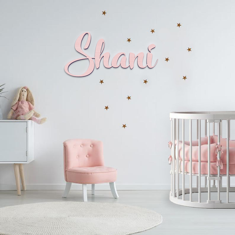 חיתוך שם מעץ לתליה על הקיר