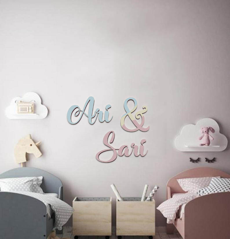 חיתוך שם מעץ לתליה על הקיר