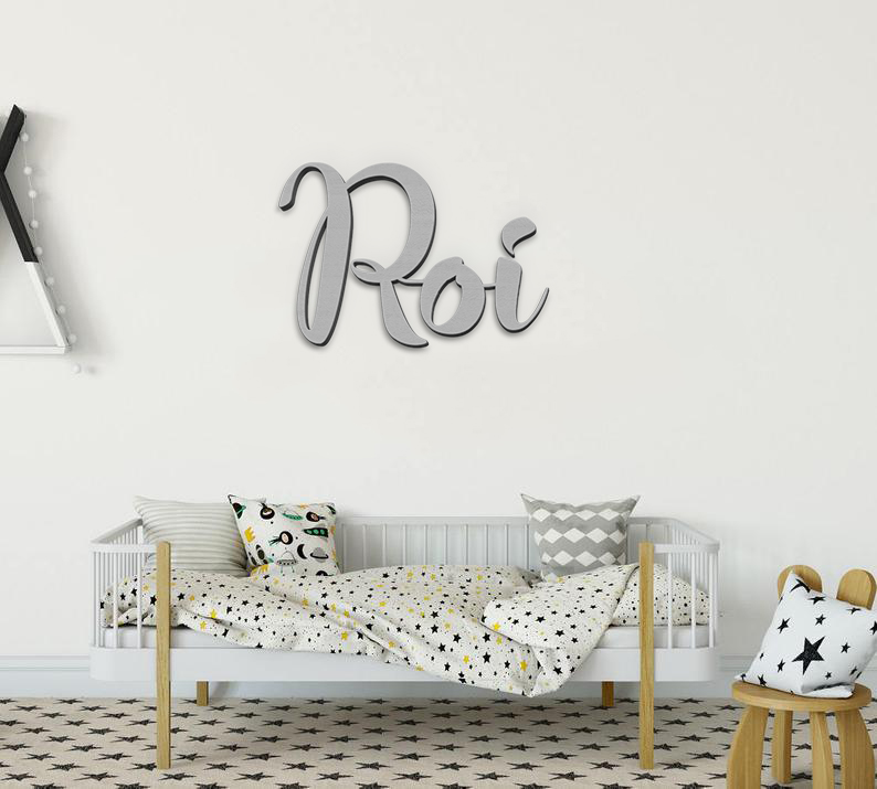 חיתוך שם מעץ לתליה על הקיר