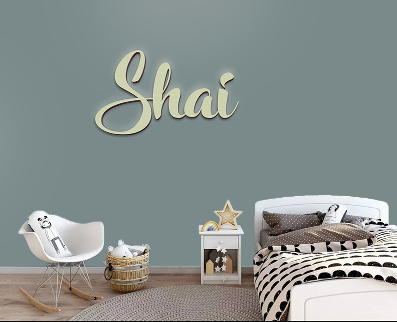 חיתוך שם מעץ לתליה על הקיר