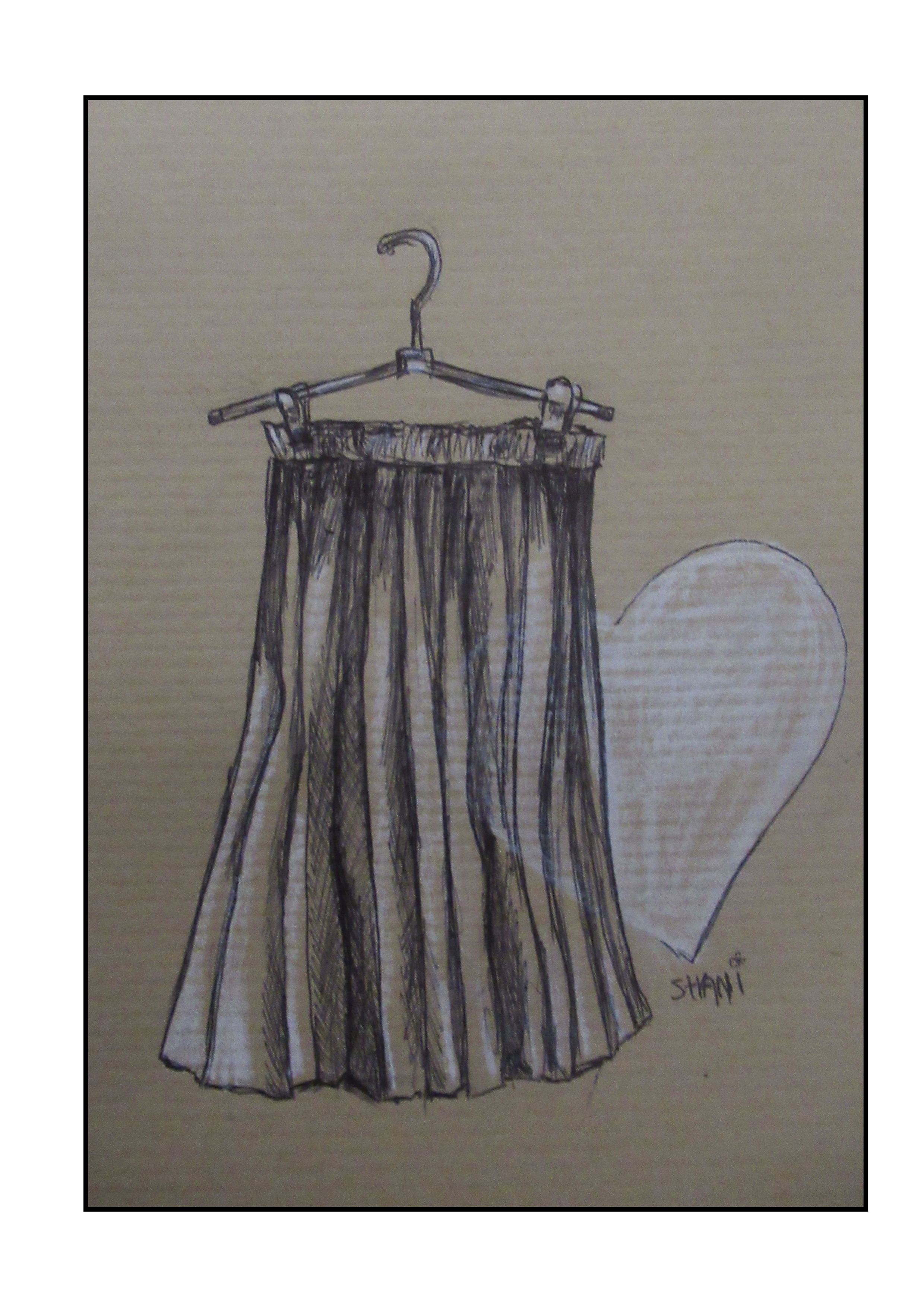 חצאית קפלים תלויה על קולב