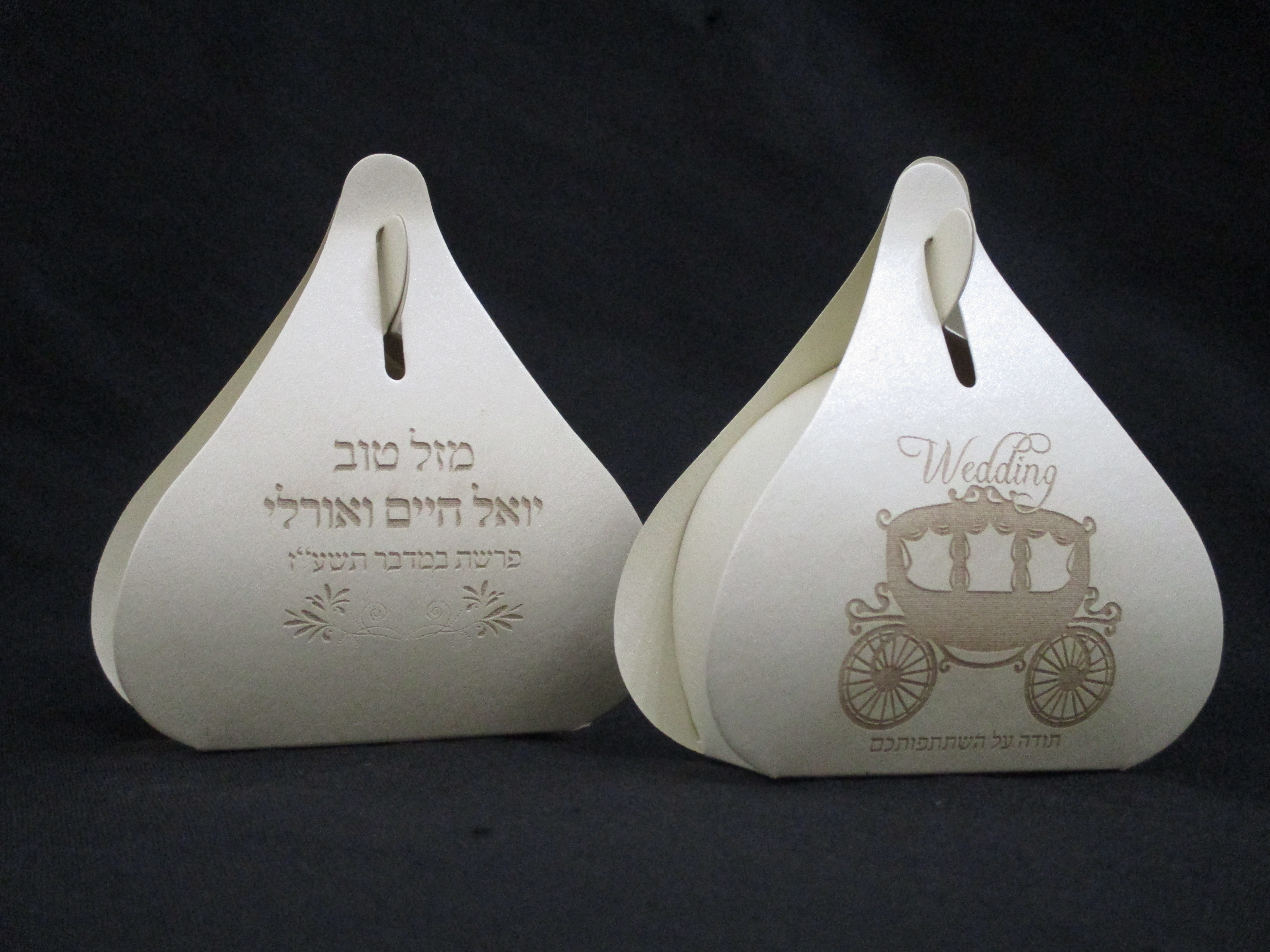 חריטה אישית על קופסאות מזכרת