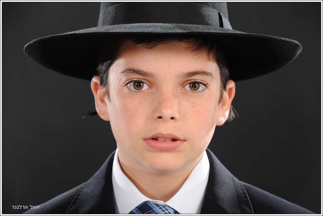 חתן בר מצווה בסטודיו