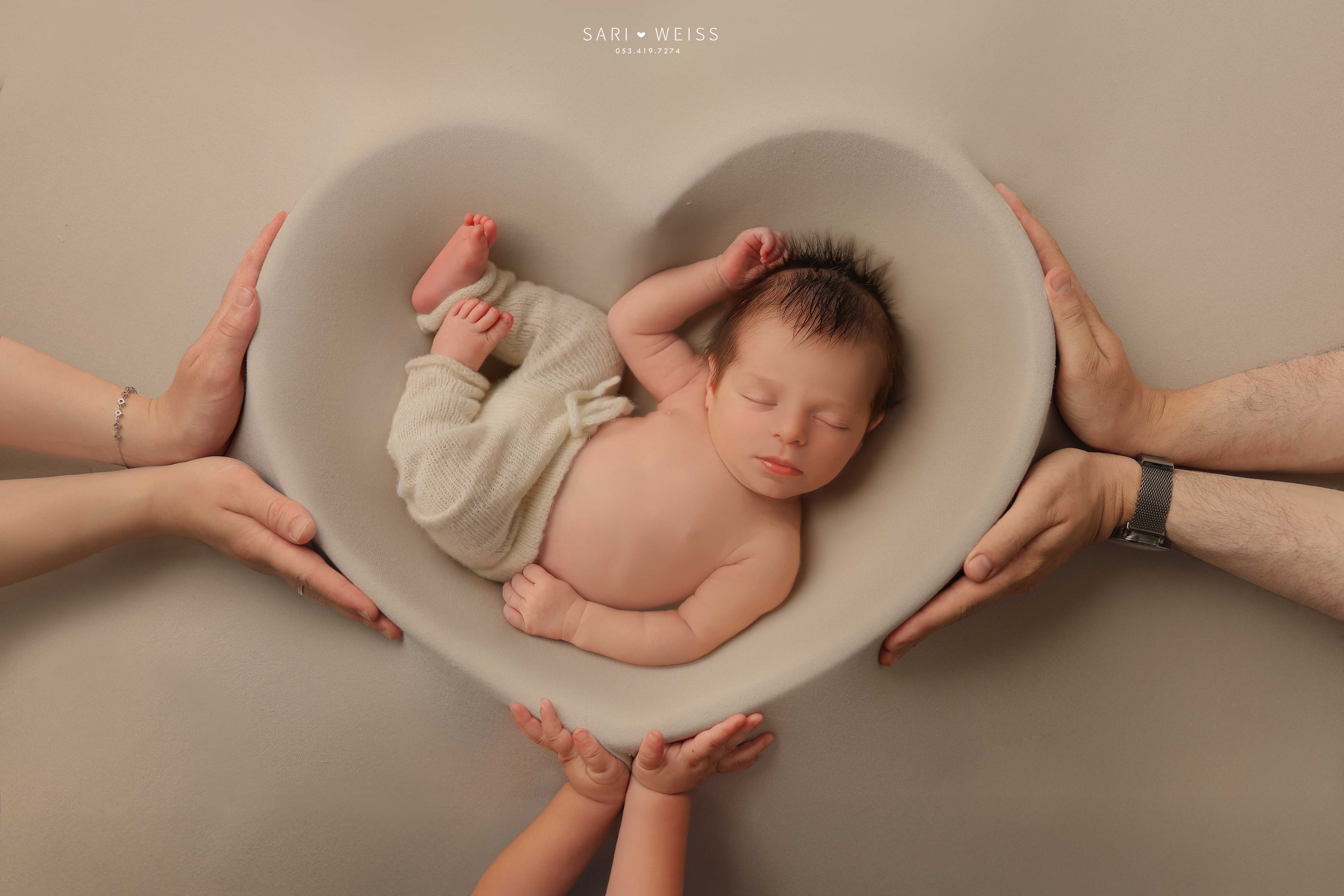 ידיים-Recovered copy מוק.jpg