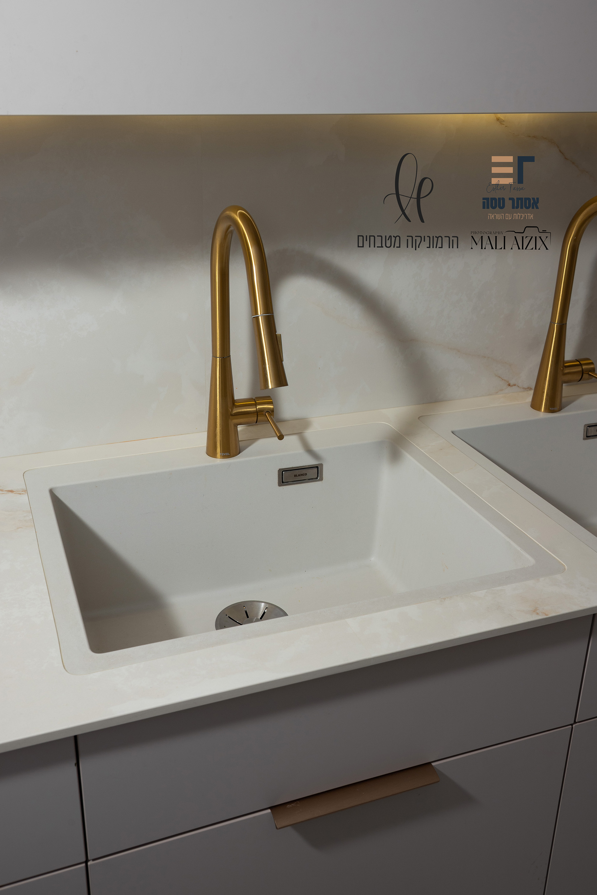 יוקרתי מינימסלטי- הרמוניקה מטבחים 1 (10).jpg