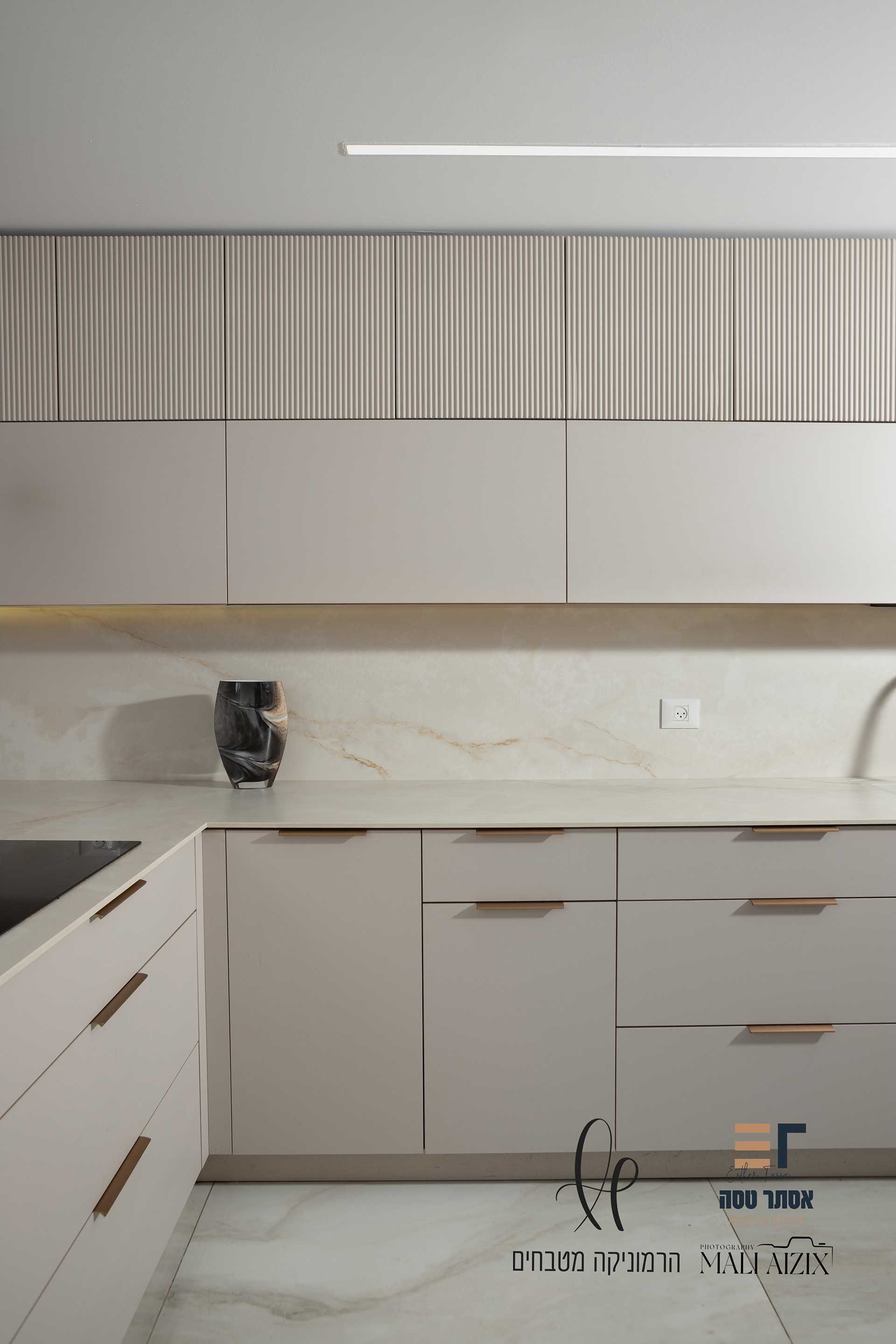 יוקרתי מינימסלטי- הרמוניקה מטבחים 1 (6).jpg