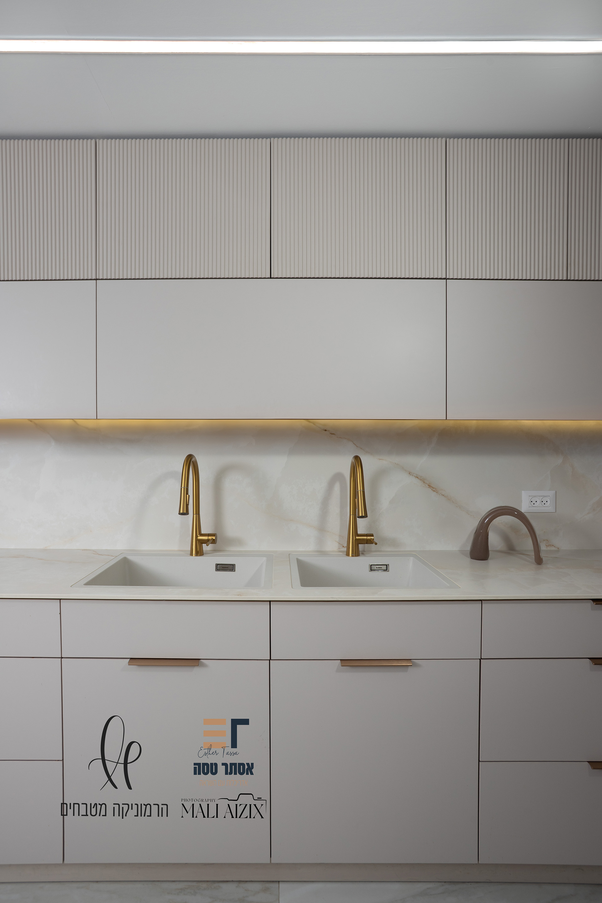 יוקרתי מינימסלטי- הרמוניקה מטבחים 1 (7).jpg