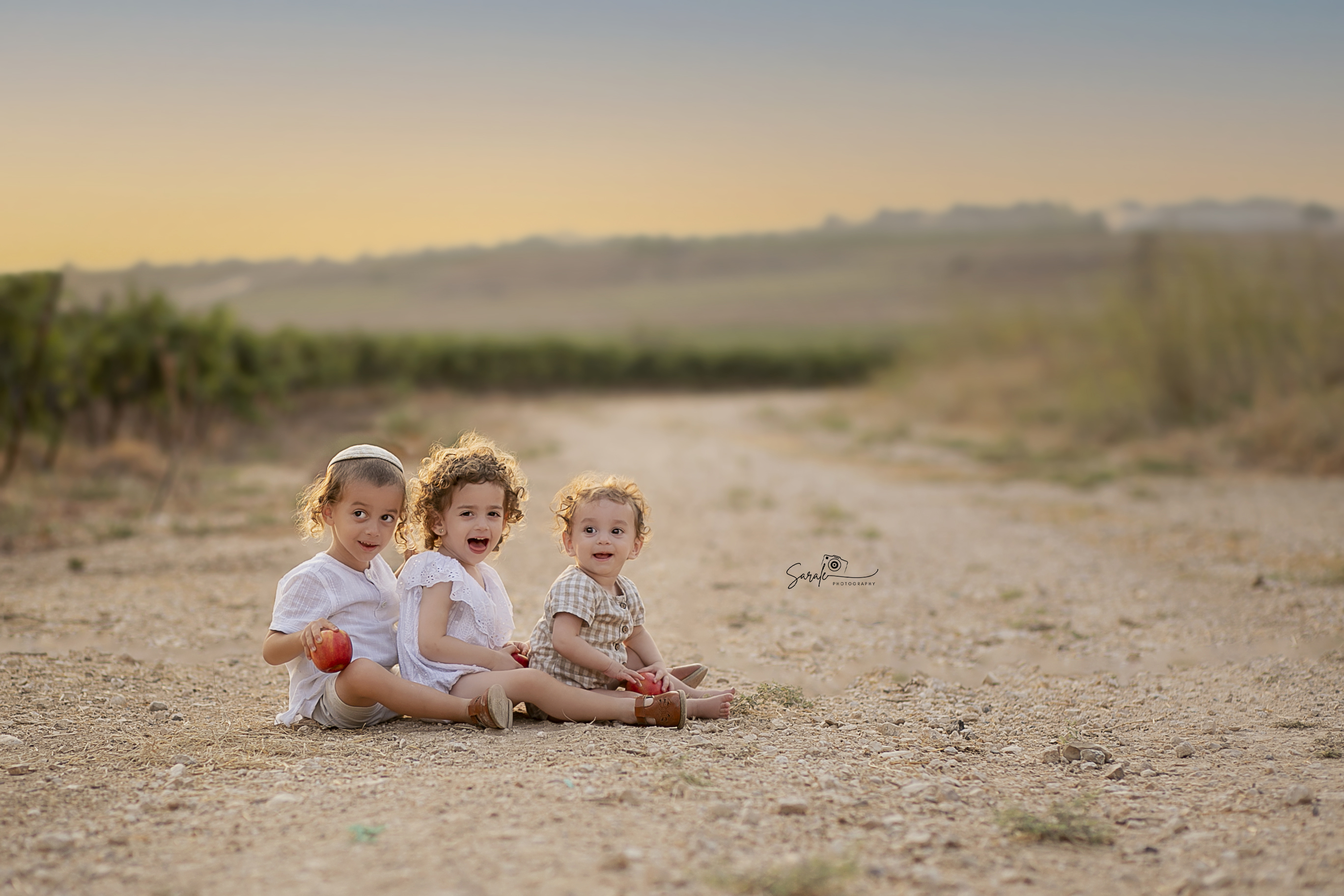 יושבים כולם copyלוגו copy.jpg