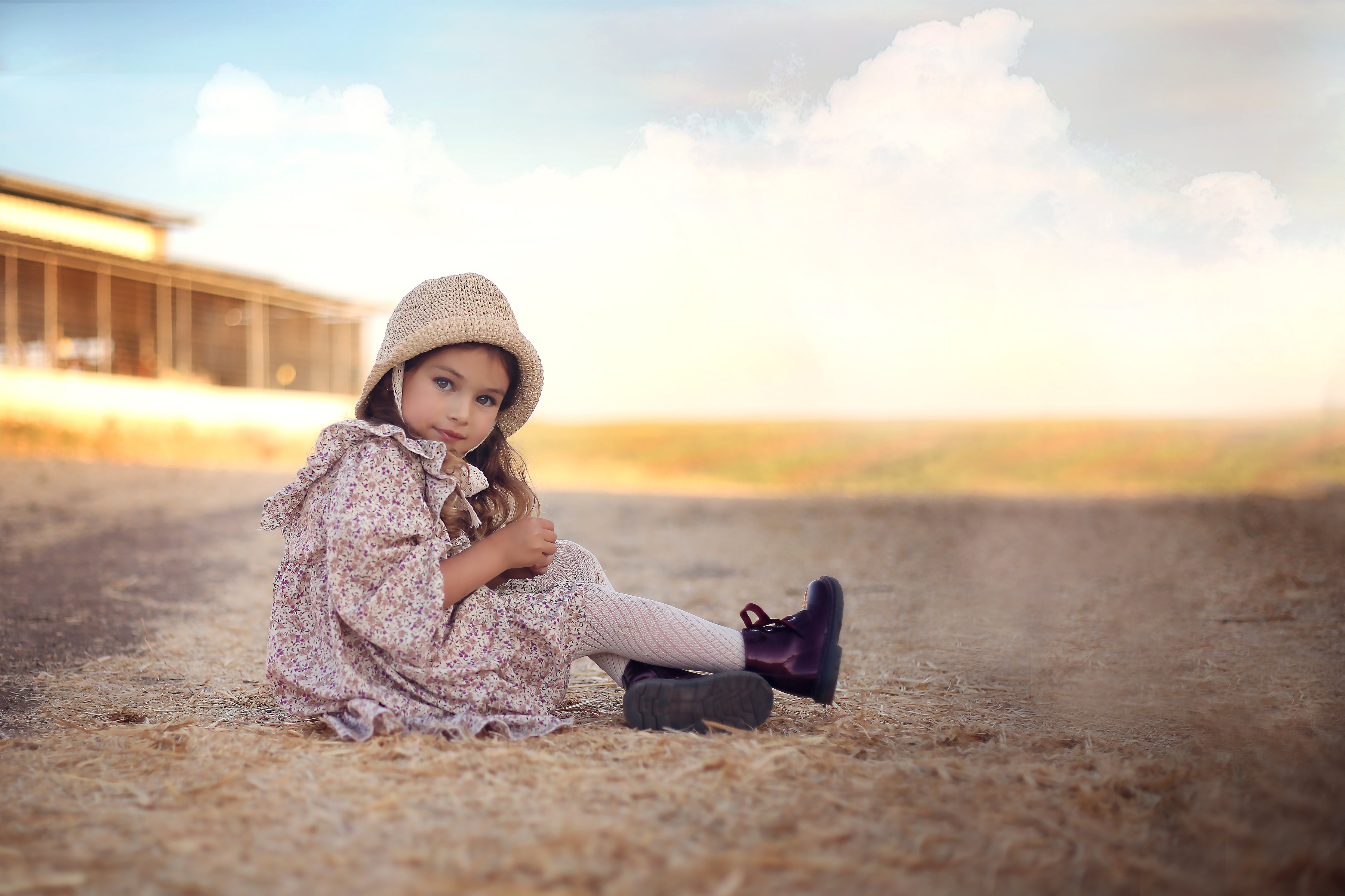 יושבת על החציר copy.jpg