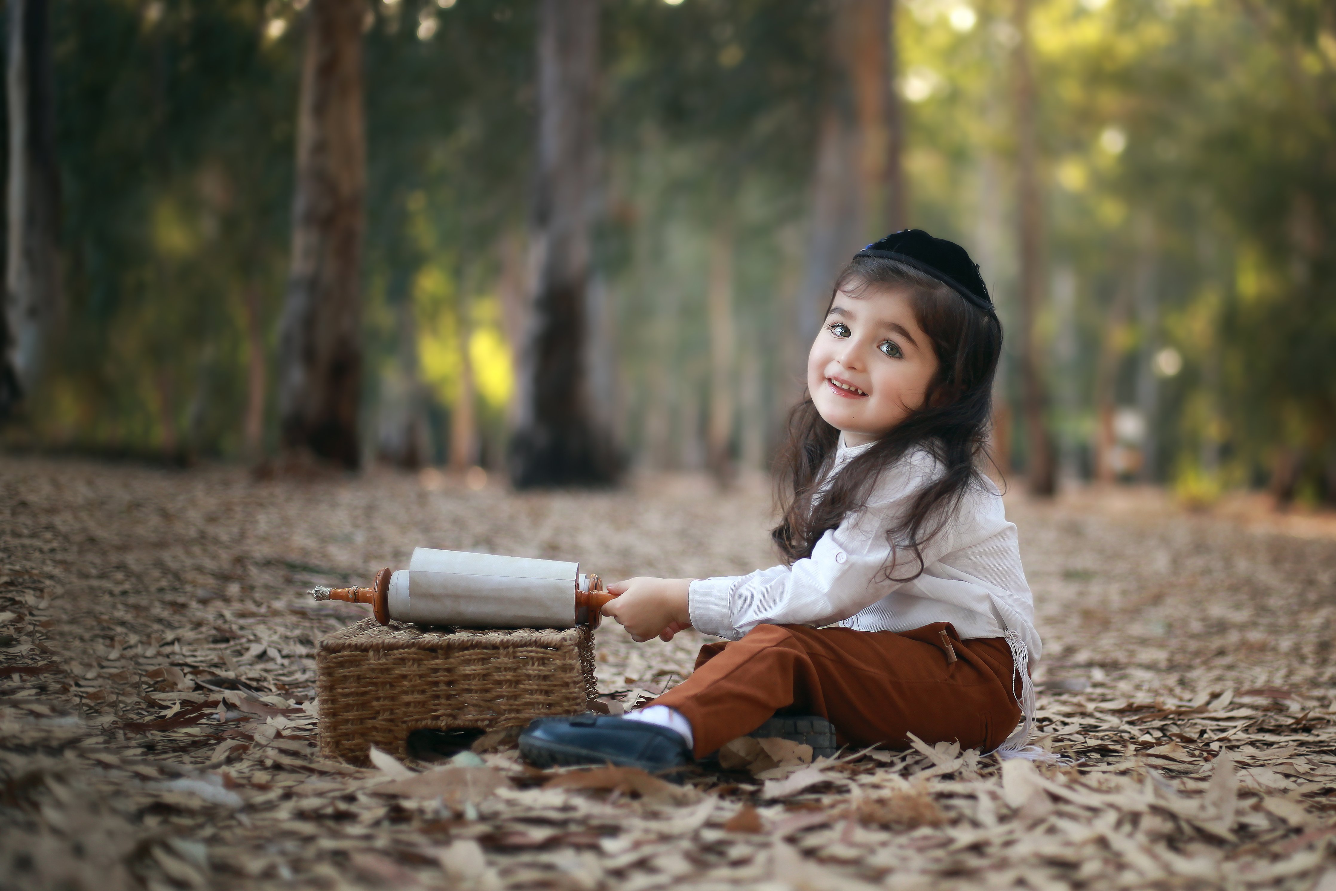 יושב עם ספר תורה copy 2.jpg