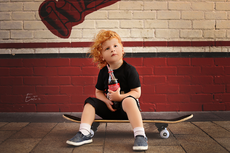 יושב קולה מסתכל למלה מ.jpg