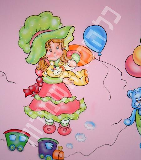 ילדה מאכילה בובה