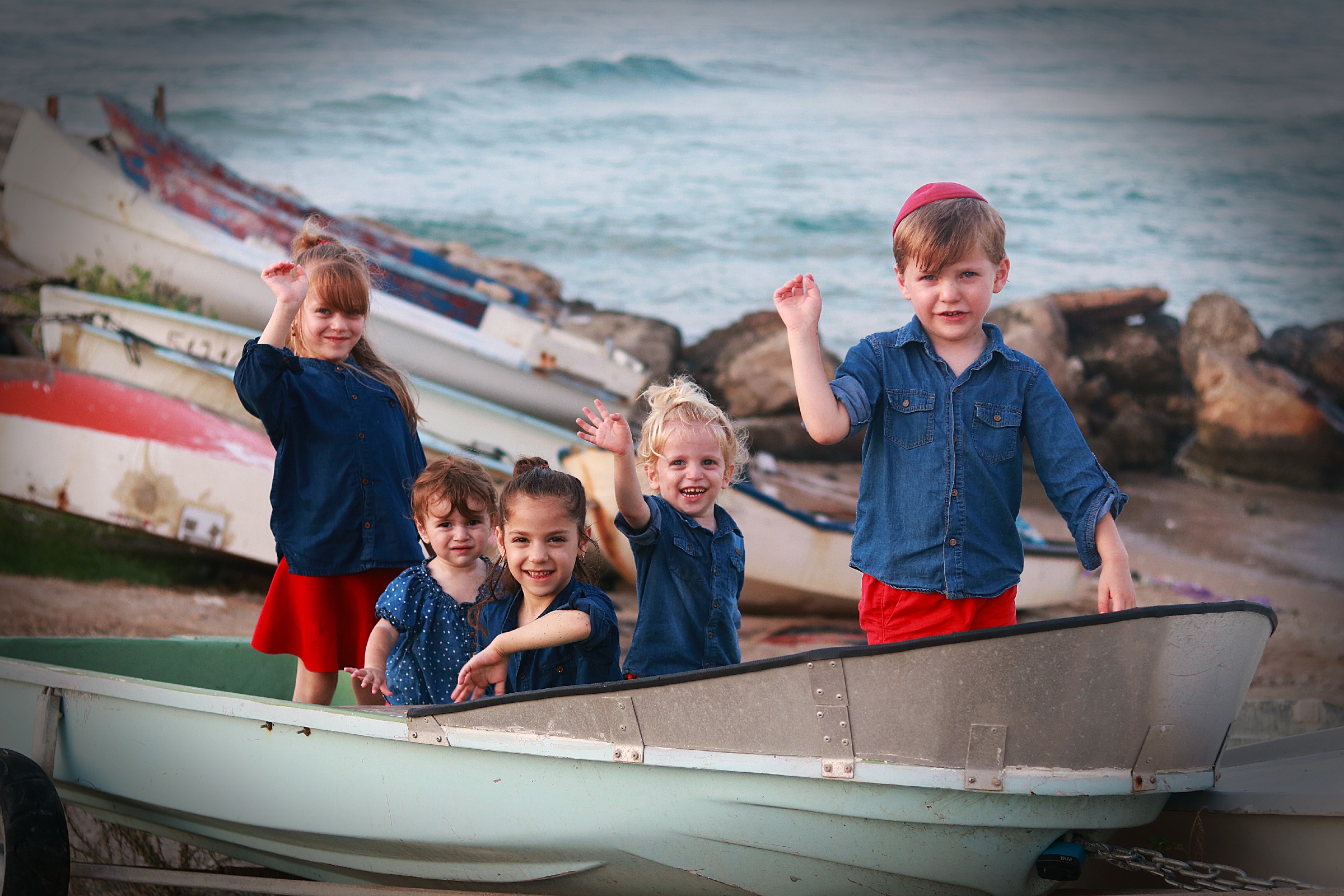 ילדים בסירה.jpg
