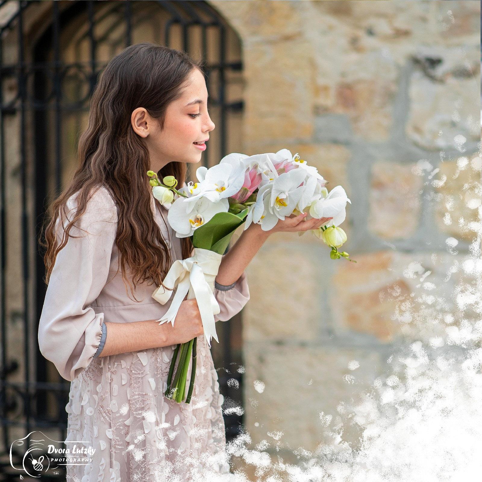 ימין משה & דוגמנית עטורת סחלבים | צילום לוצקי דבורה