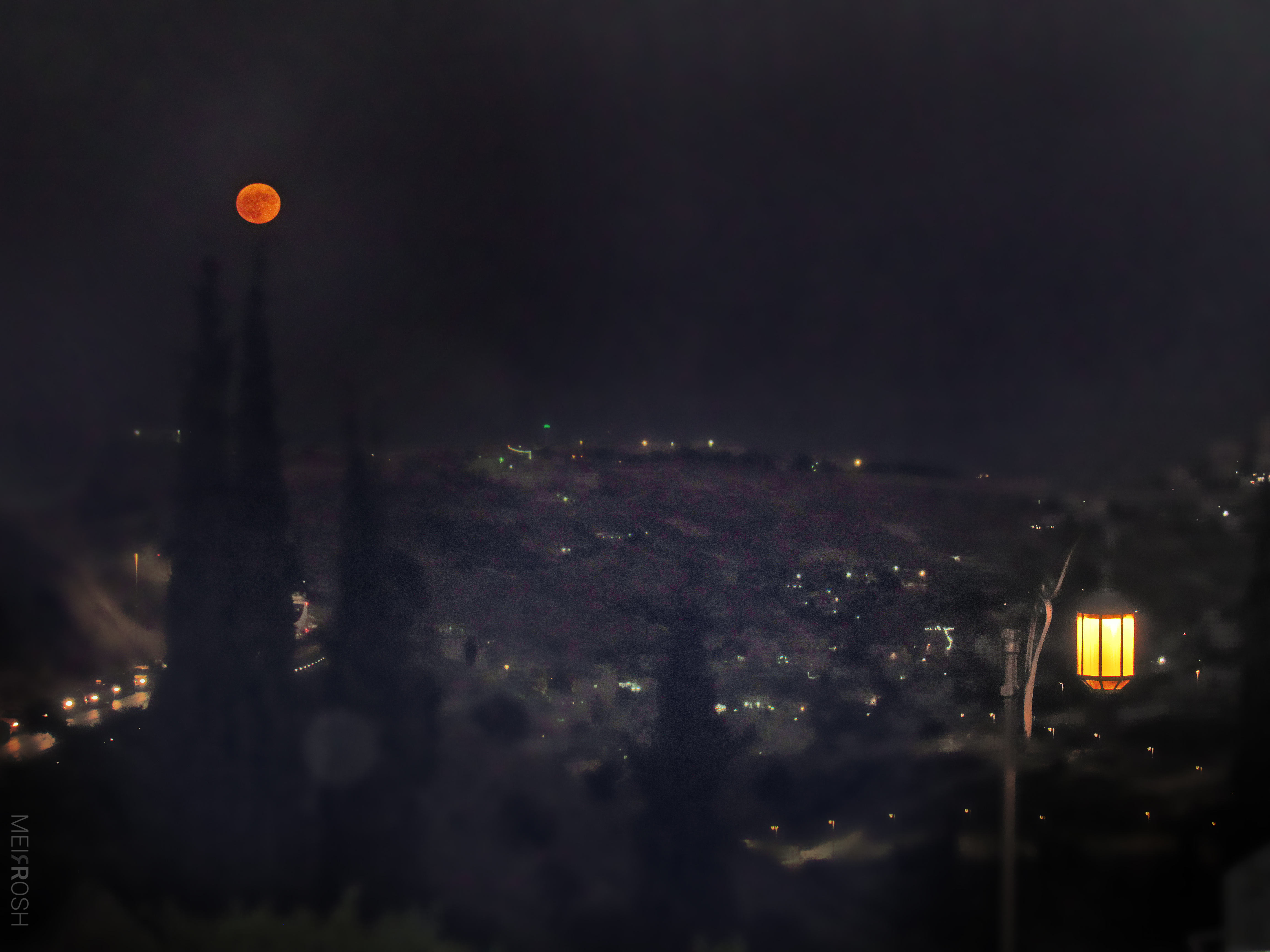 ירח של ט''ו במנ''א מעל משכנות שאננים