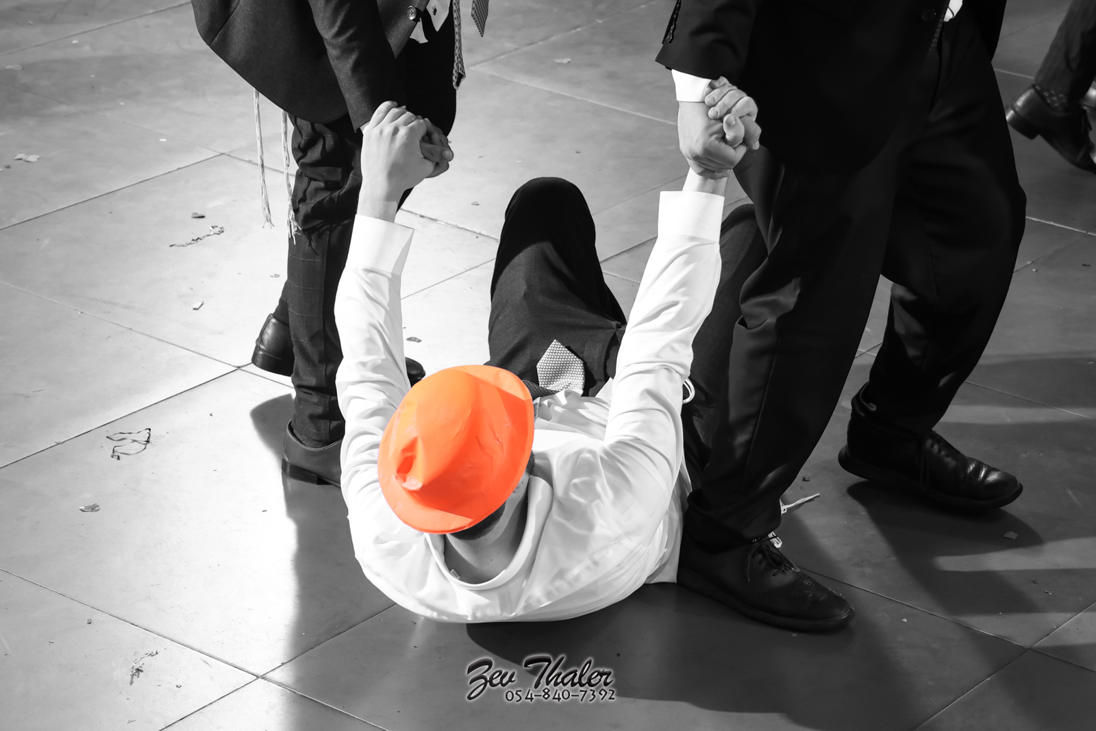 כל המשמח זוכה...