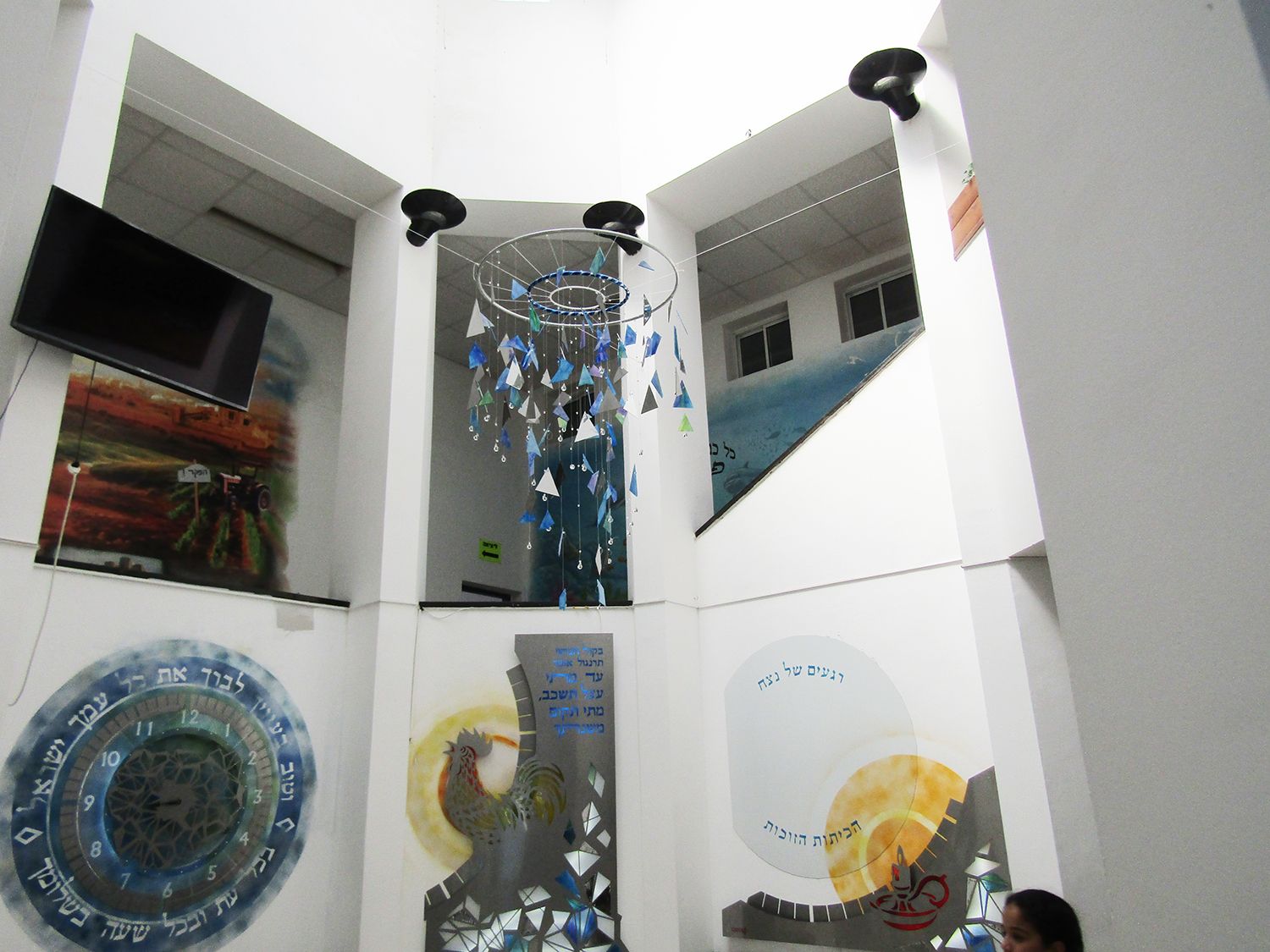 לובי בית הספר "אהלי ספר" נושא עמידה בזמנים-בשיתוף עם תלמידות. (פרויקט הכלה)